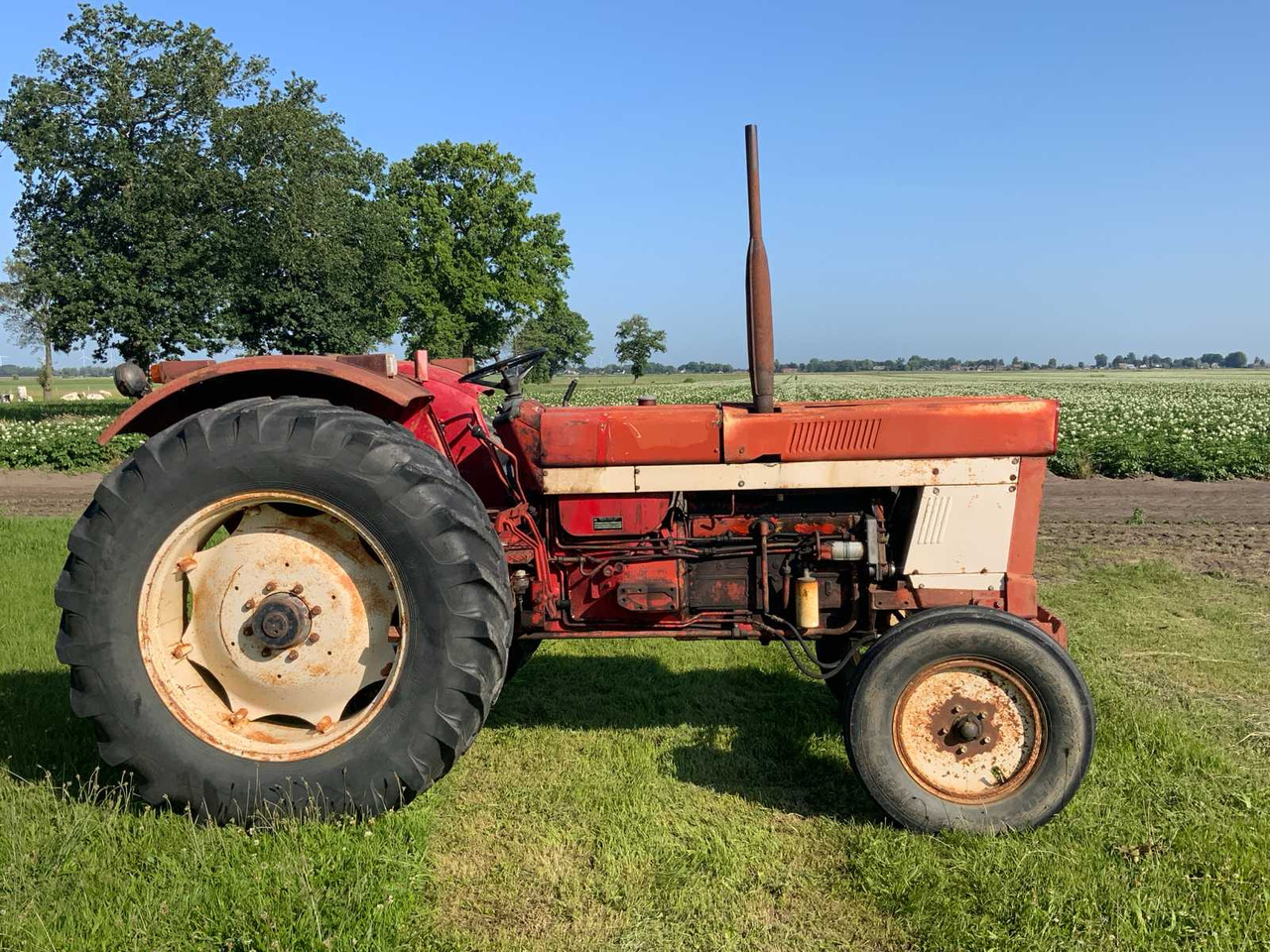 International 1046 A - Farm tractor: picture 4 International 1046 A - Farm tractor: picture 4