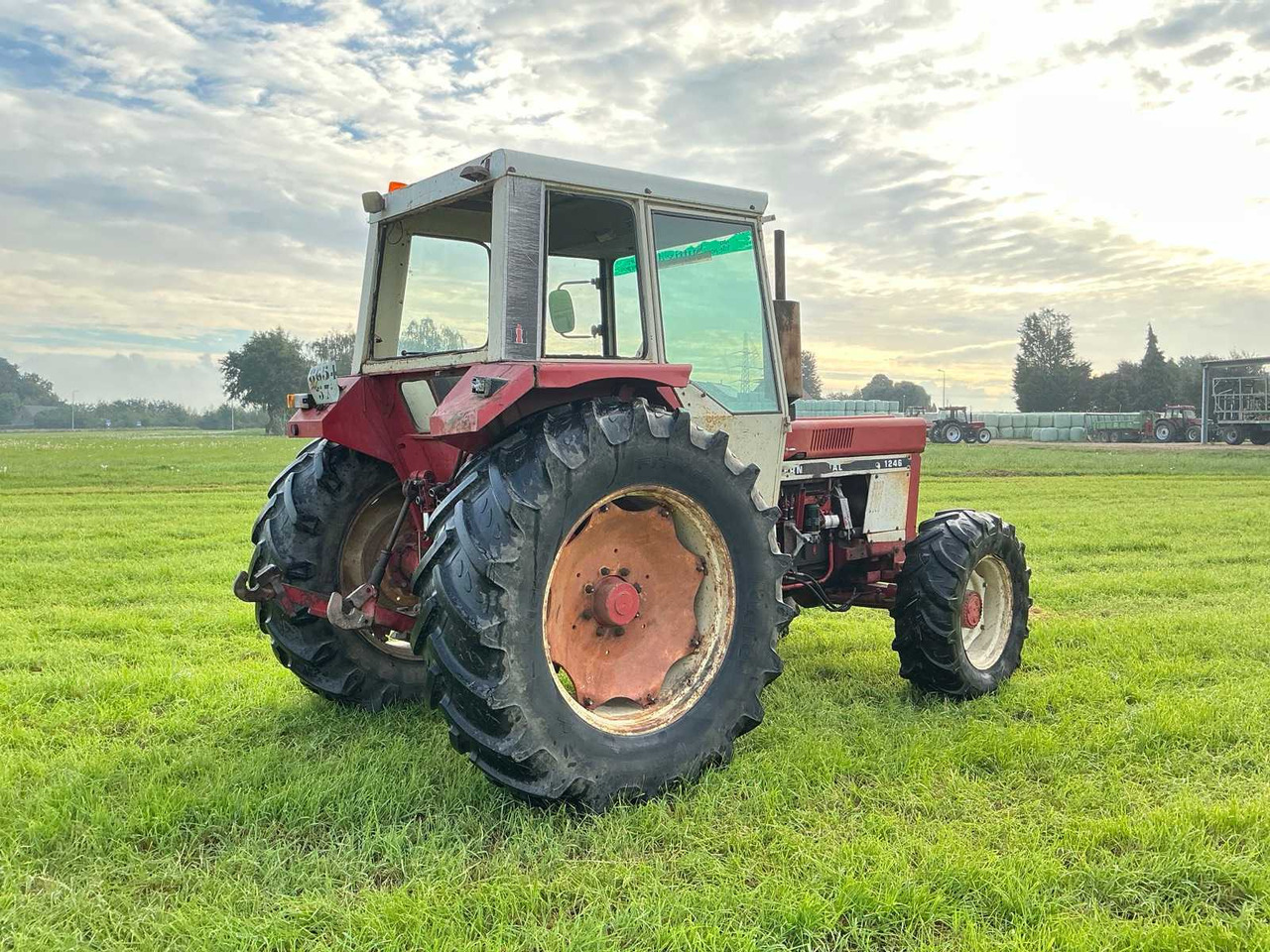 International 1246 - Farm tractor: picture 5 International 1246 - Farm tractor: picture 5