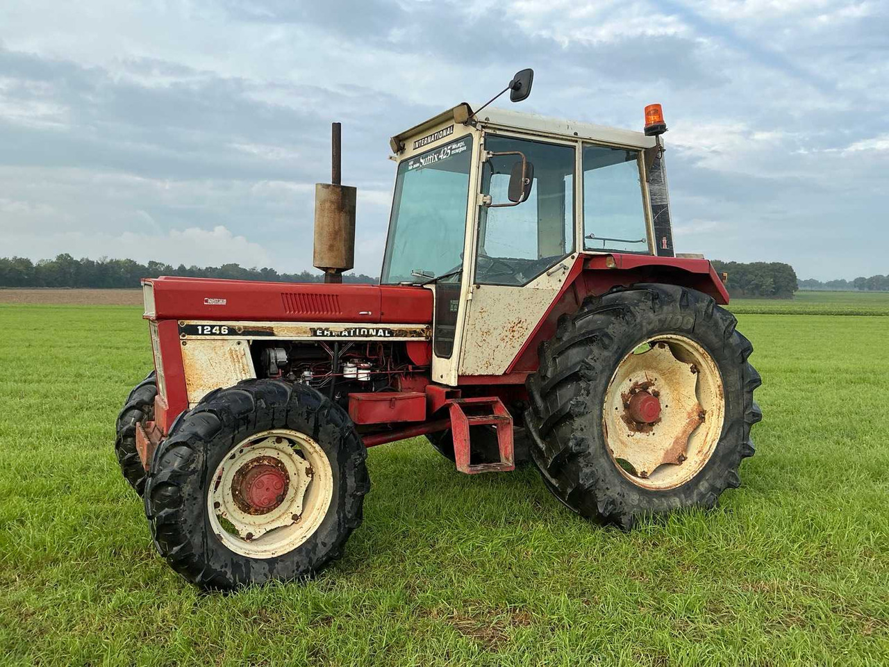 International 1246 - Farm tractor: picture 2 International 1246 - Farm tractor: picture 2