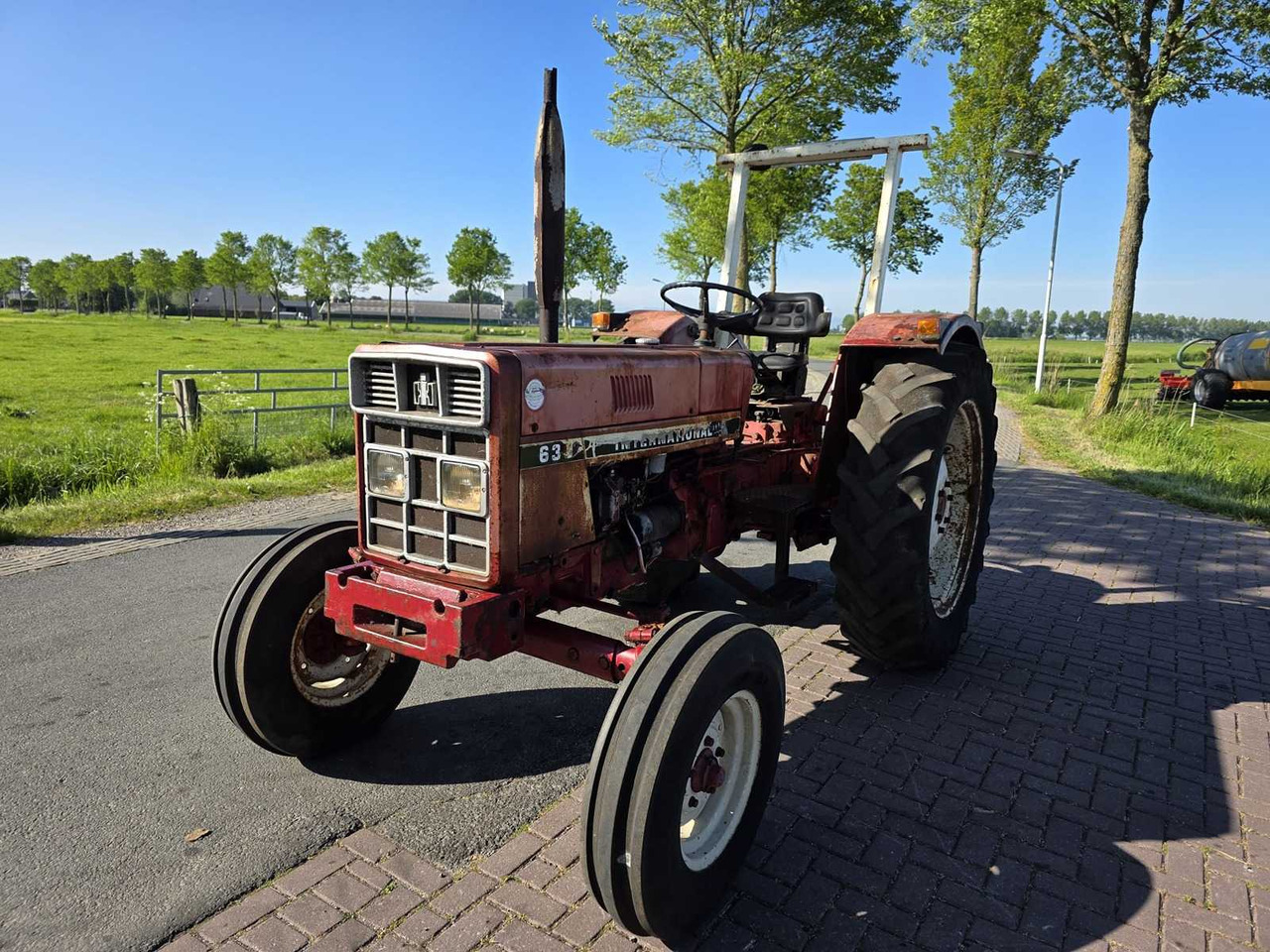 International 633 - Farm tractor: picture 2 International 633 - Farm tractor: picture 2
