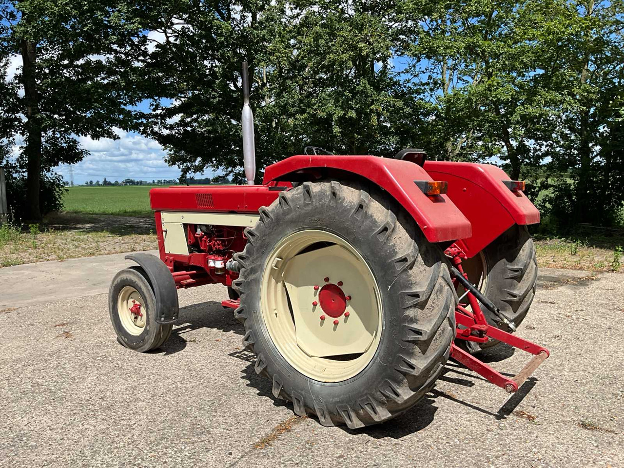 International 744 F - Farm tractor: picture 4 International 744 F - Farm tractor: picture 4