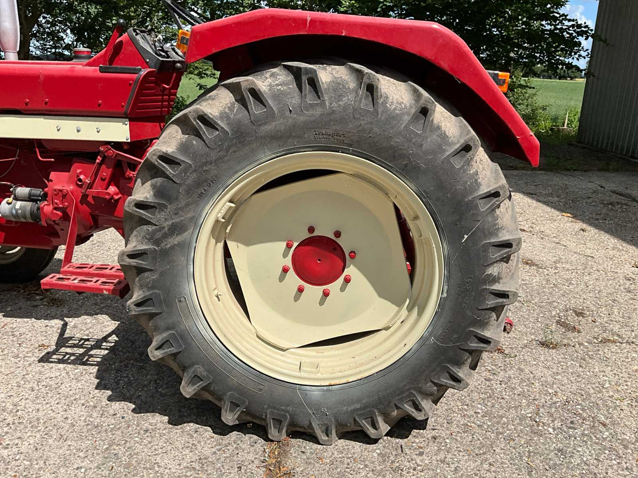 International 744 F - Farm tractor: picture 5 International 744 F - Farm tractor: picture 5