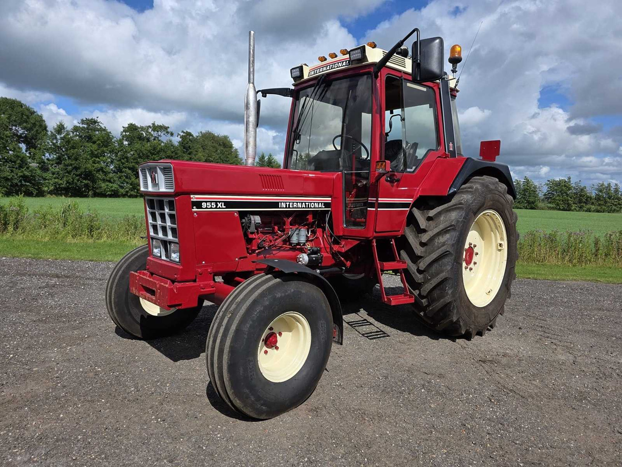 International 955 XL - Farm tractor: picture 1 International 955 XL - Farm tractor: picture 1