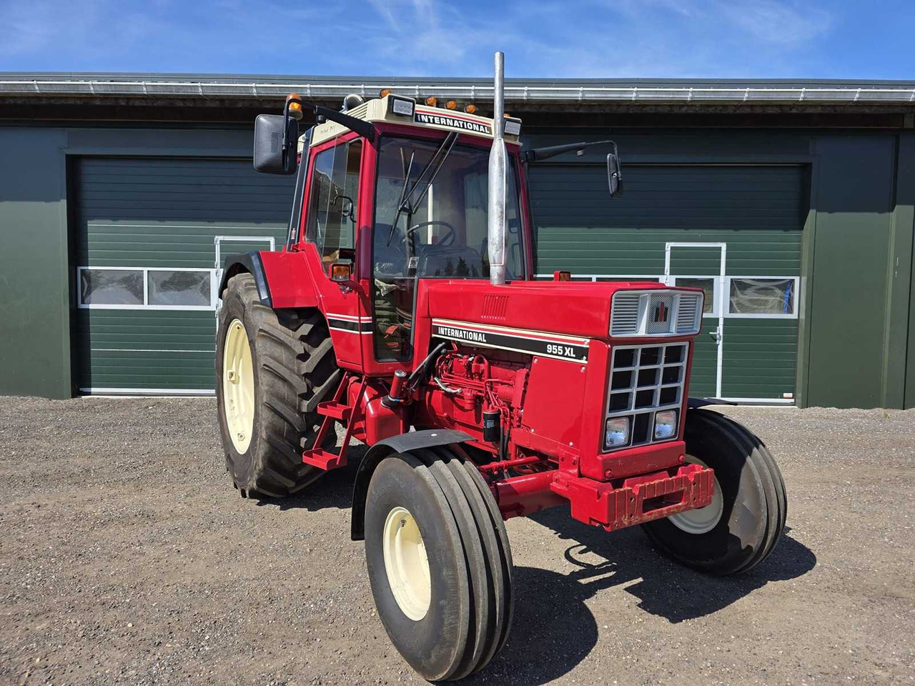 International 955 XL - Farm tractor: picture 5 International 955 XL - Farm tractor: picture 5