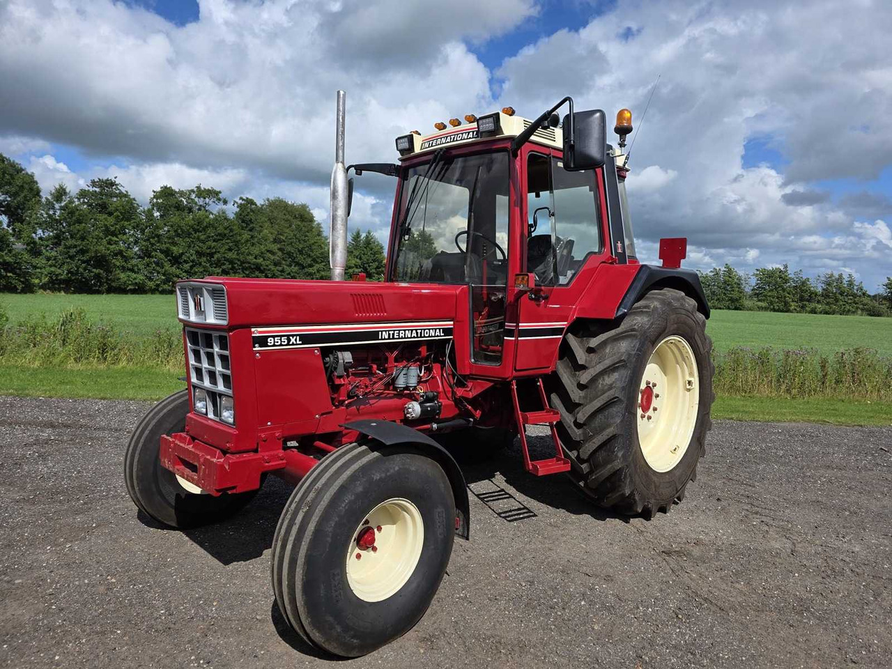 International 955 XL - Farm tractor: picture 2 International 955 XL - Farm tractor: picture 2