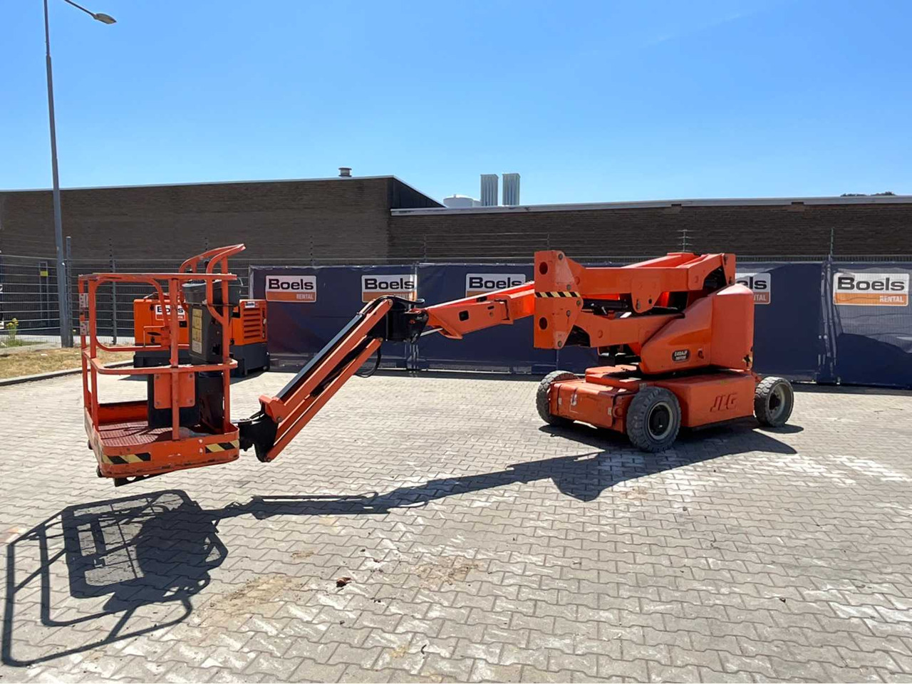 JLG E400AJPN narrow - Aerial platform: picture 2 JLG E400AJPN narrow - Aerial platform: picture 2