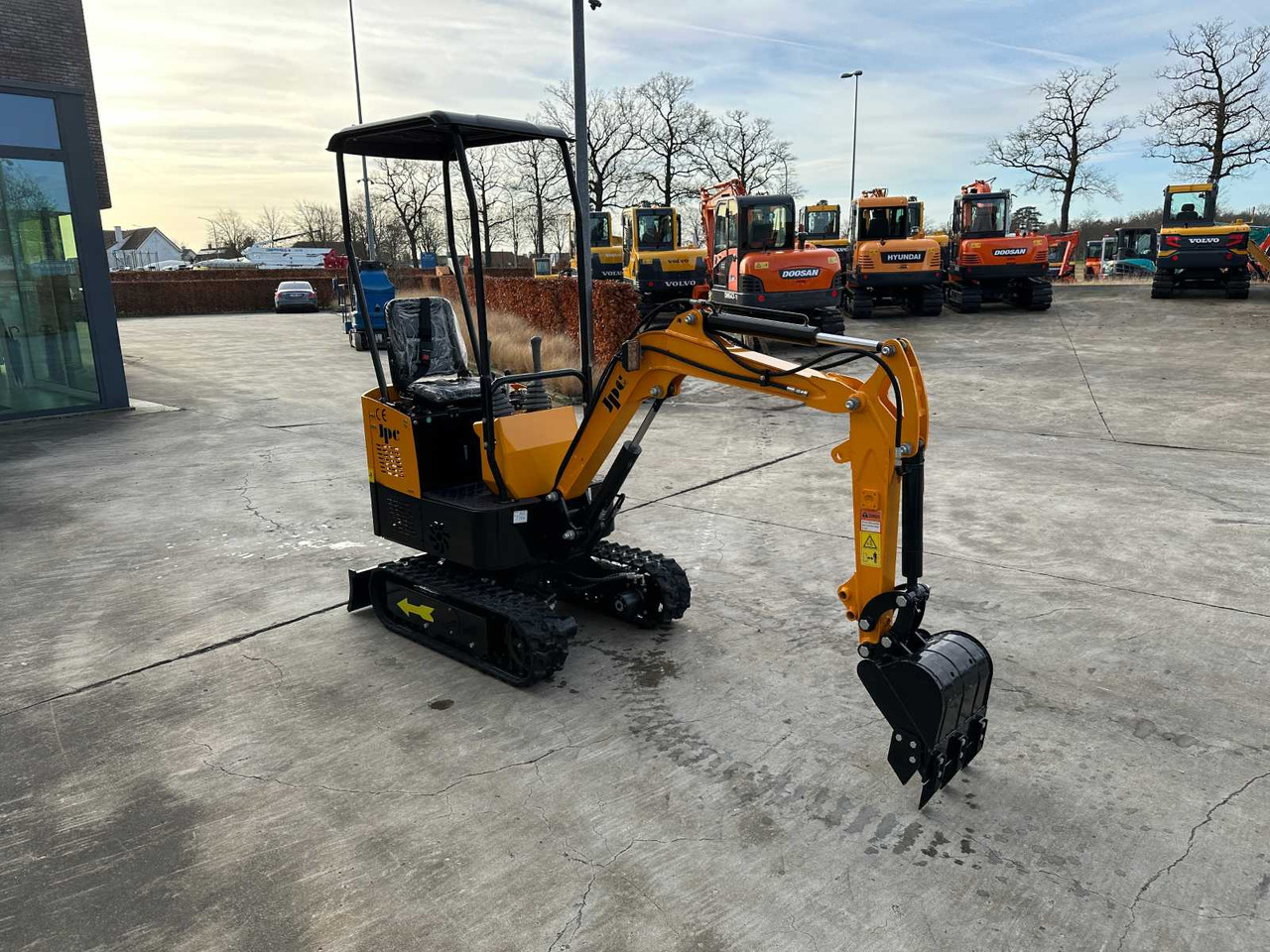 JPC HT12 - Mini excavator: picture 3 JPC HT12 - Mini excavator: picture 3