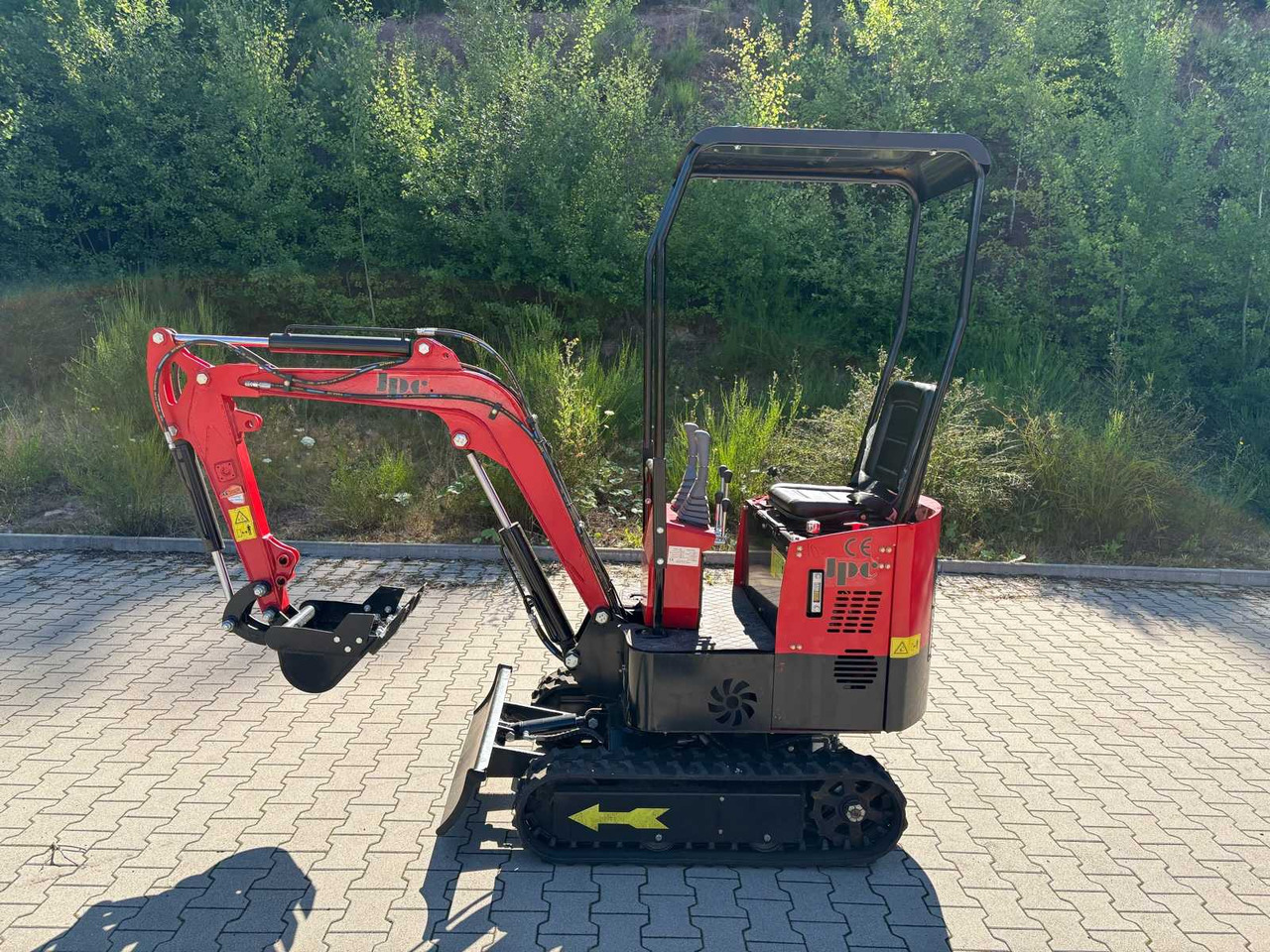 JPC HT12 - Mini excavator: picture 2 JPC HT12 - Mini excavator: picture 2