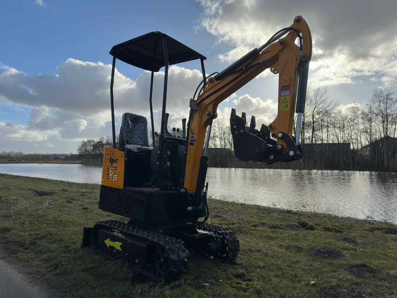JPC HT12 - Mini excavator: picture 3 JPC HT12 - Mini excavator: picture 3