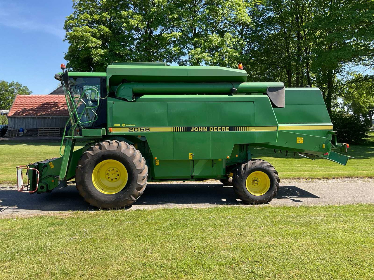 John Deere 2056 - Combine harvester: picture 2 John Deere 2056 - Combine harvester: picture 2
