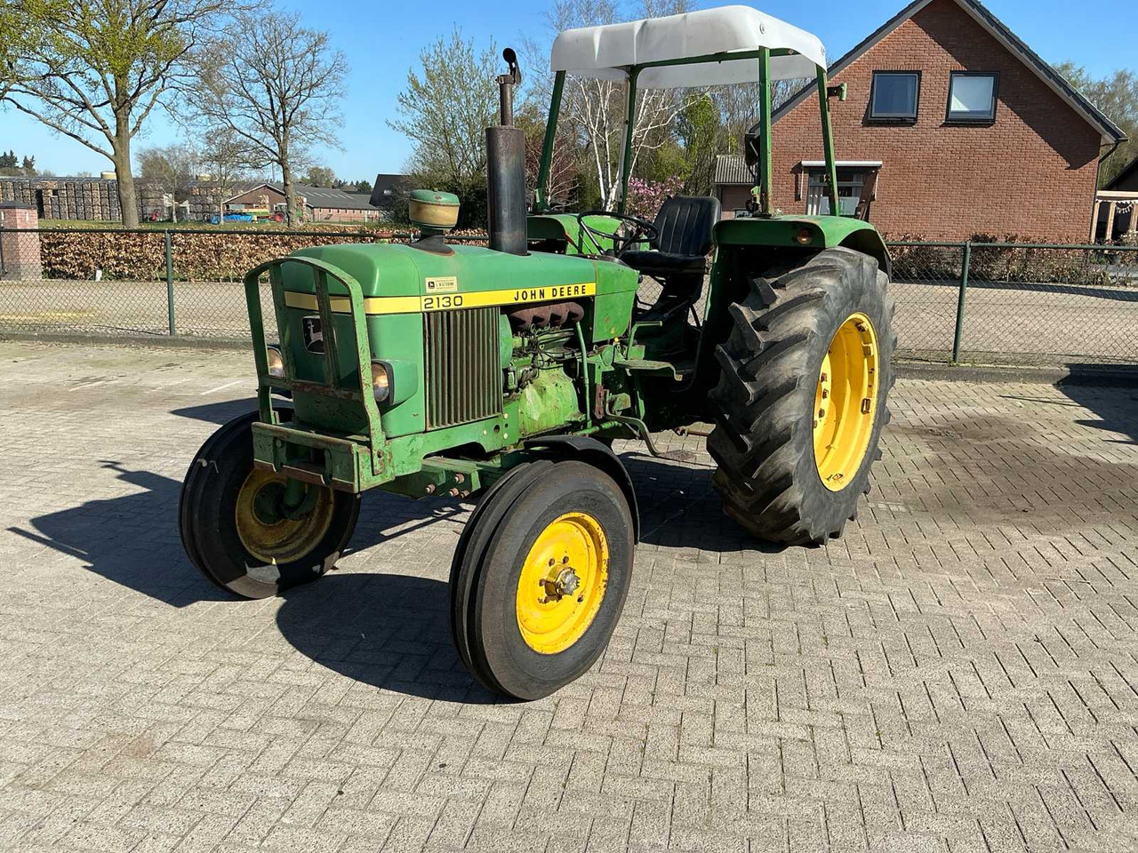 John Deere 2130 - Farm tractor: picture 1 John Deere 2130 - Farm tractor: picture 1
