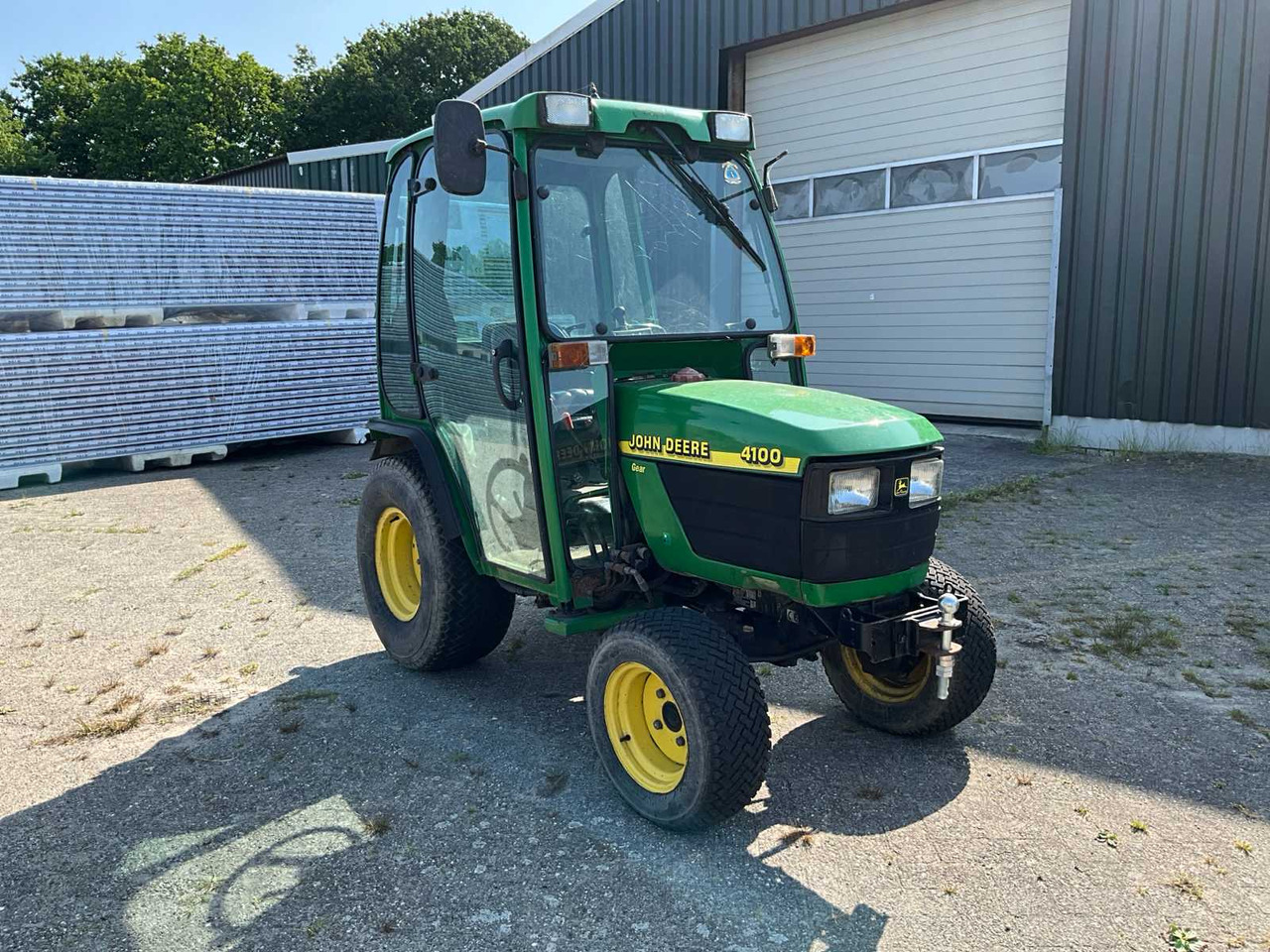 John Deere 4100 - Compact tractor: picture 3 John Deere 4100 - Compact tractor: picture 3