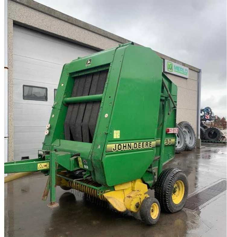 John Deere 590 - Round baler: picture 1 John Deere 590 - Round baler: picture 1