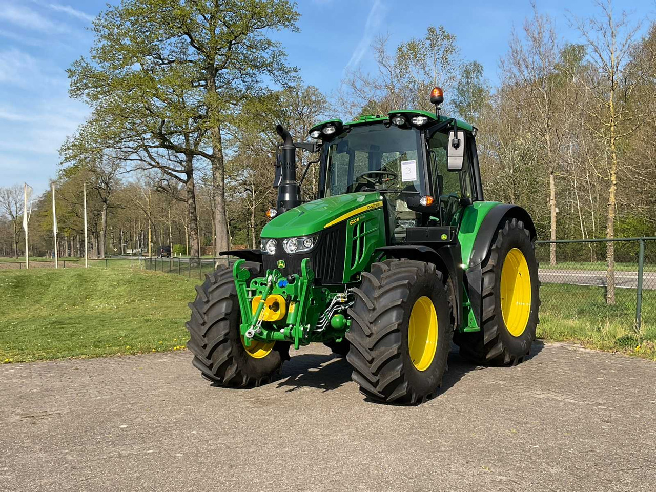 John Deere 6120M - Farm tractor: picture 2 John Deere 6120M - Farm tractor: picture 2