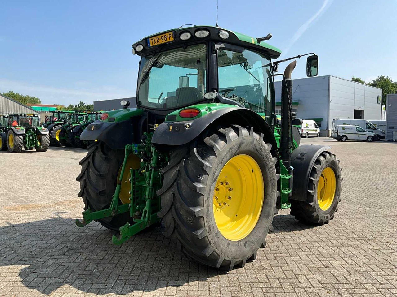 John Deere 6125R - Farm tractor: picture 3 John Deere 6125R - Farm tractor: picture 3