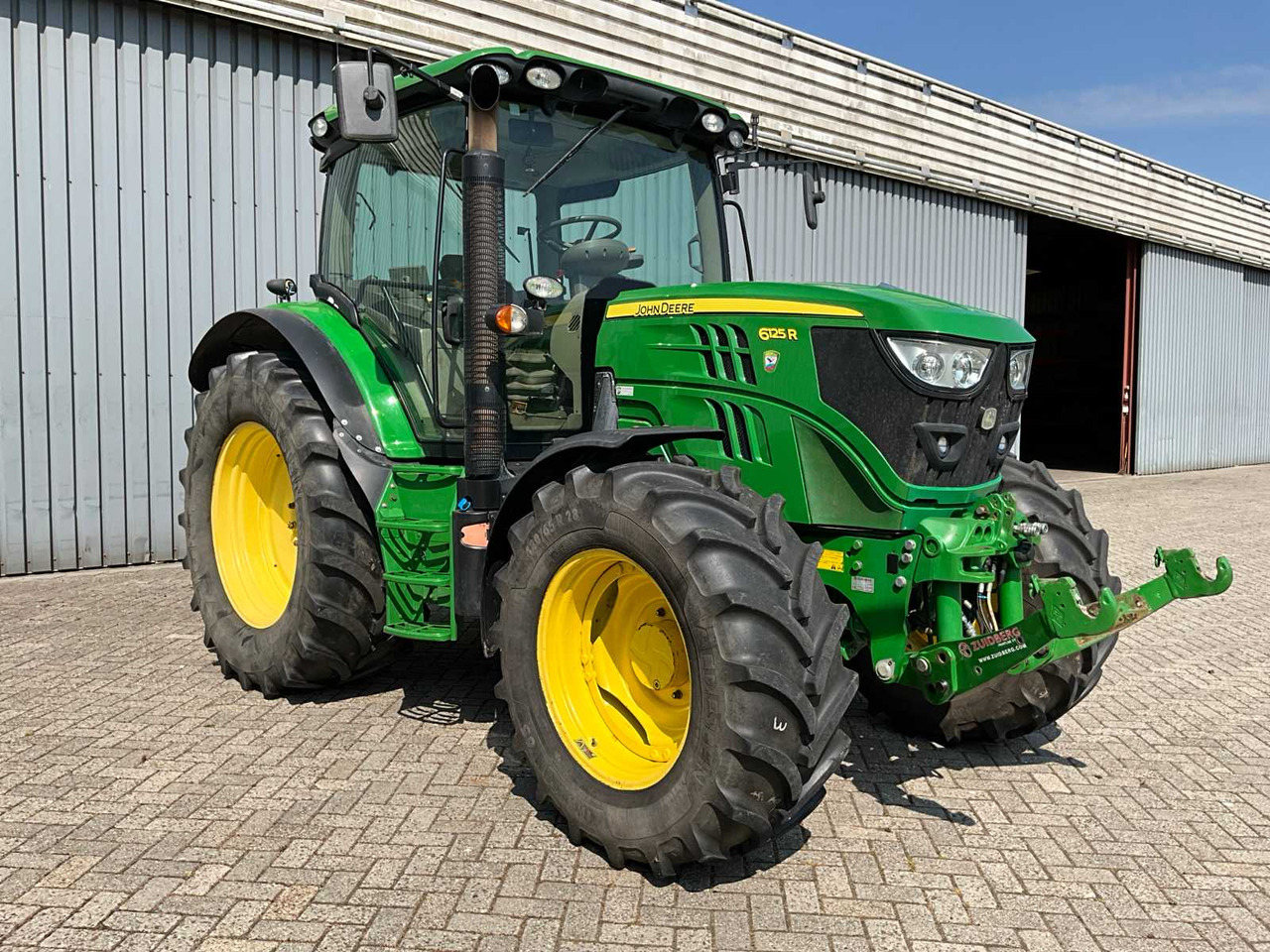 John Deere 6125R - Farm tractor: picture 2 John Deere 6125R - Farm tractor: picture 2