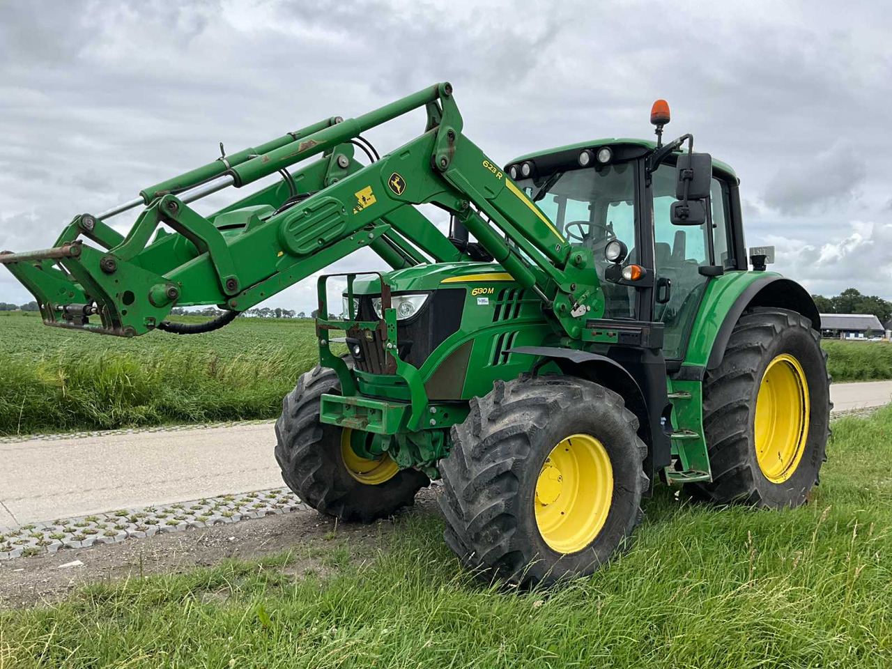 John Deere 6130M - Farm tractor: picture 1 John Deere 6130M - Farm tractor: picture 1