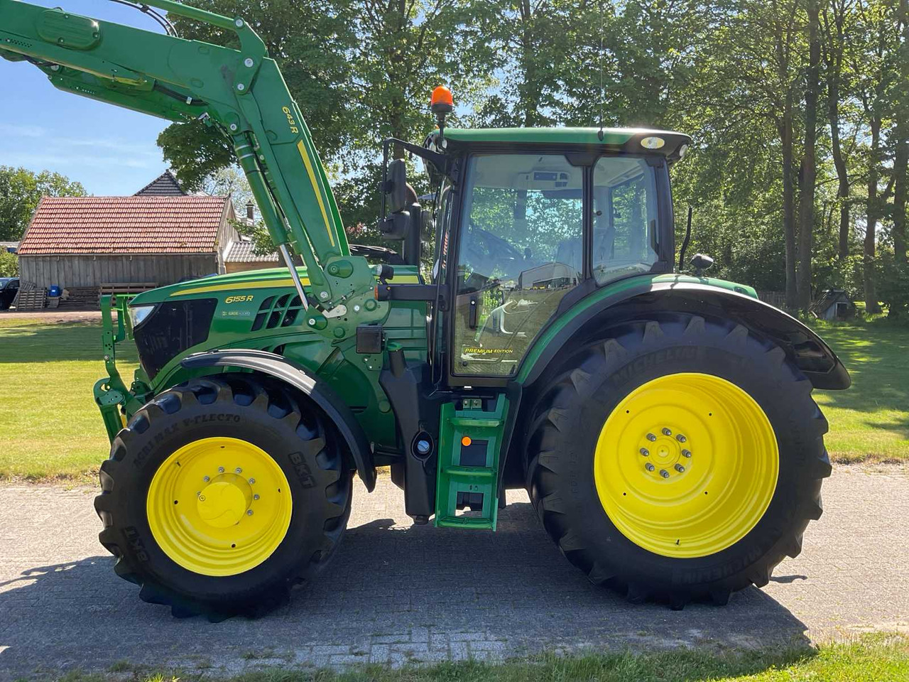 John Deere 6155R - Farm tractor: picture 3 John Deere 6155R - Farm tractor: picture 3