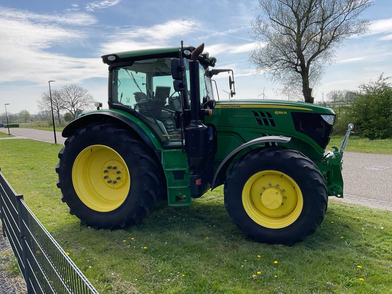 John Deere 6155R - Farm tractor: picture 5 John Deere 6155R - Farm tractor: picture 5