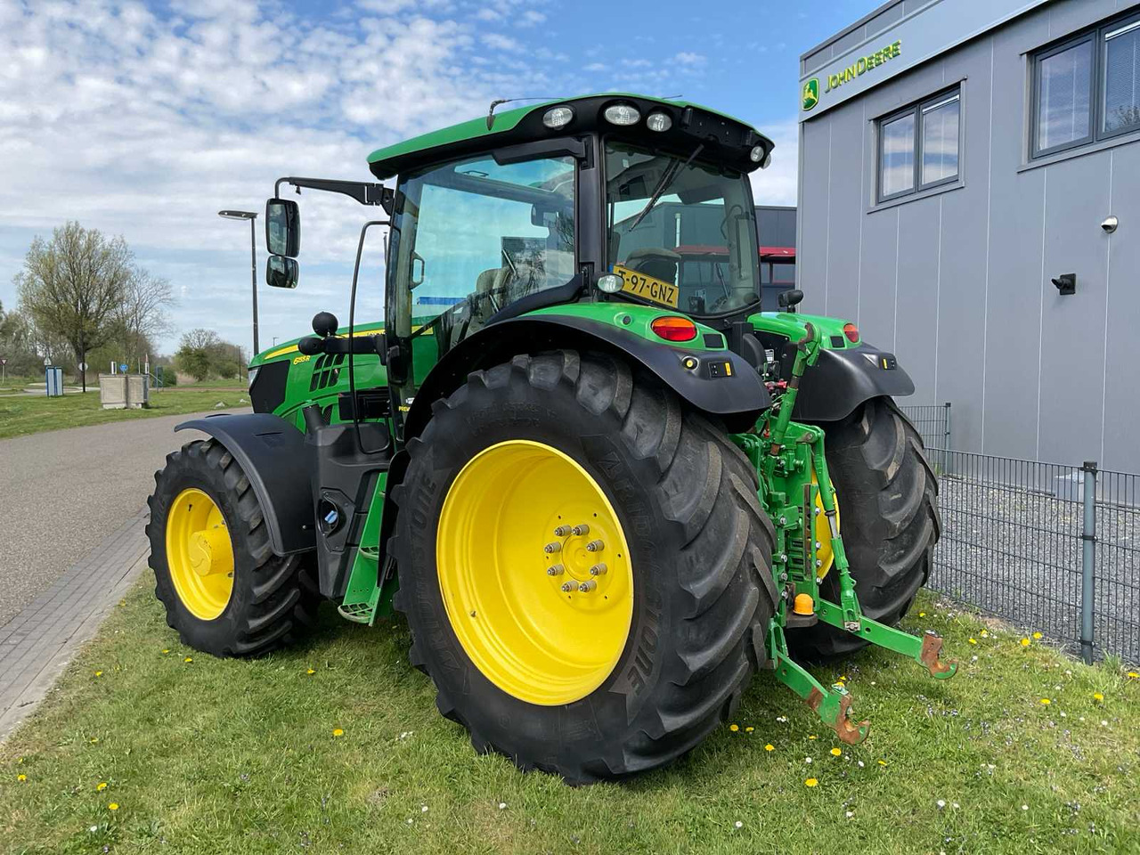 John Deere 6155R - Farm tractor: picture 3 John Deere 6155R - Farm tractor: picture 3