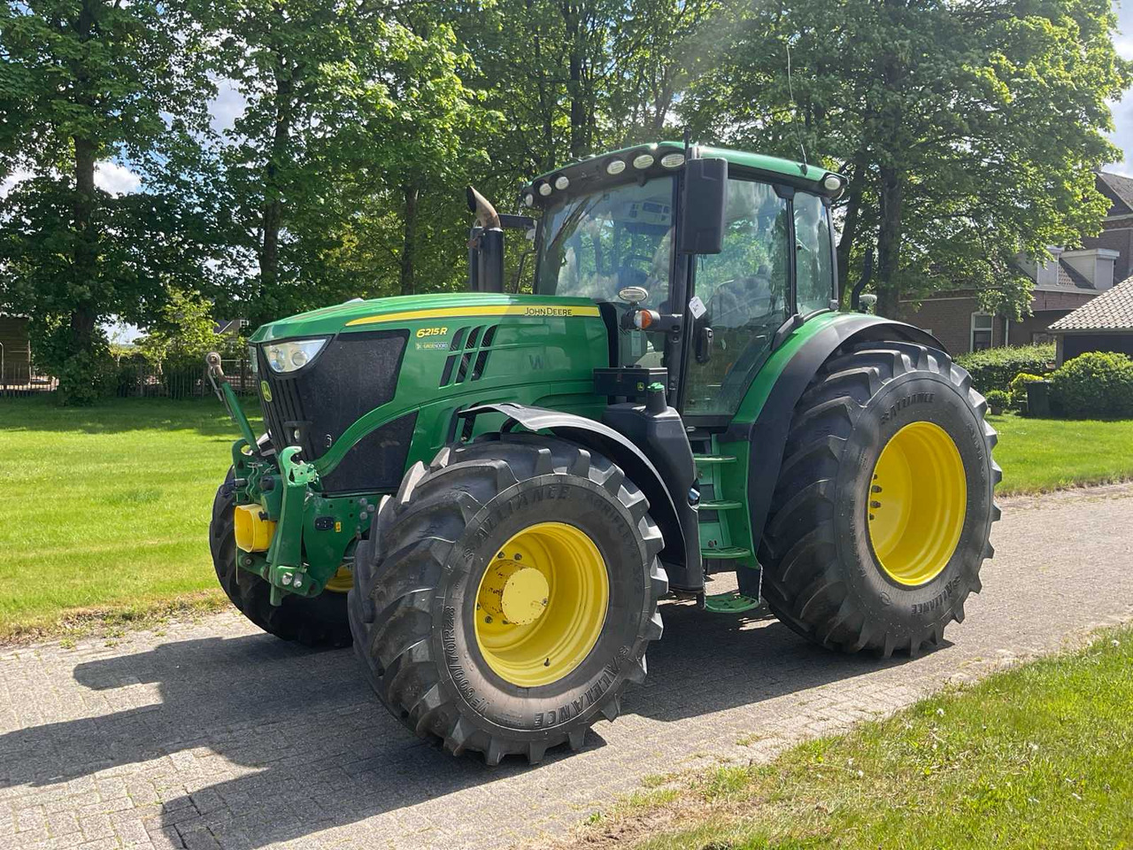 John Deere 6215R - Farm tractor: picture 1 John Deere 6215R - Farm tractor: picture 1