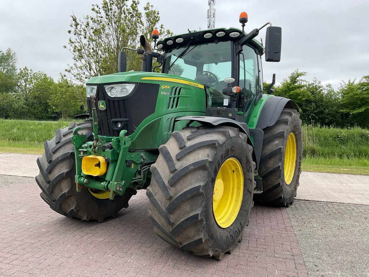 John Deere 6215R - Farm tractor: picture 1 John Deere 6215R - Farm tractor: picture 1