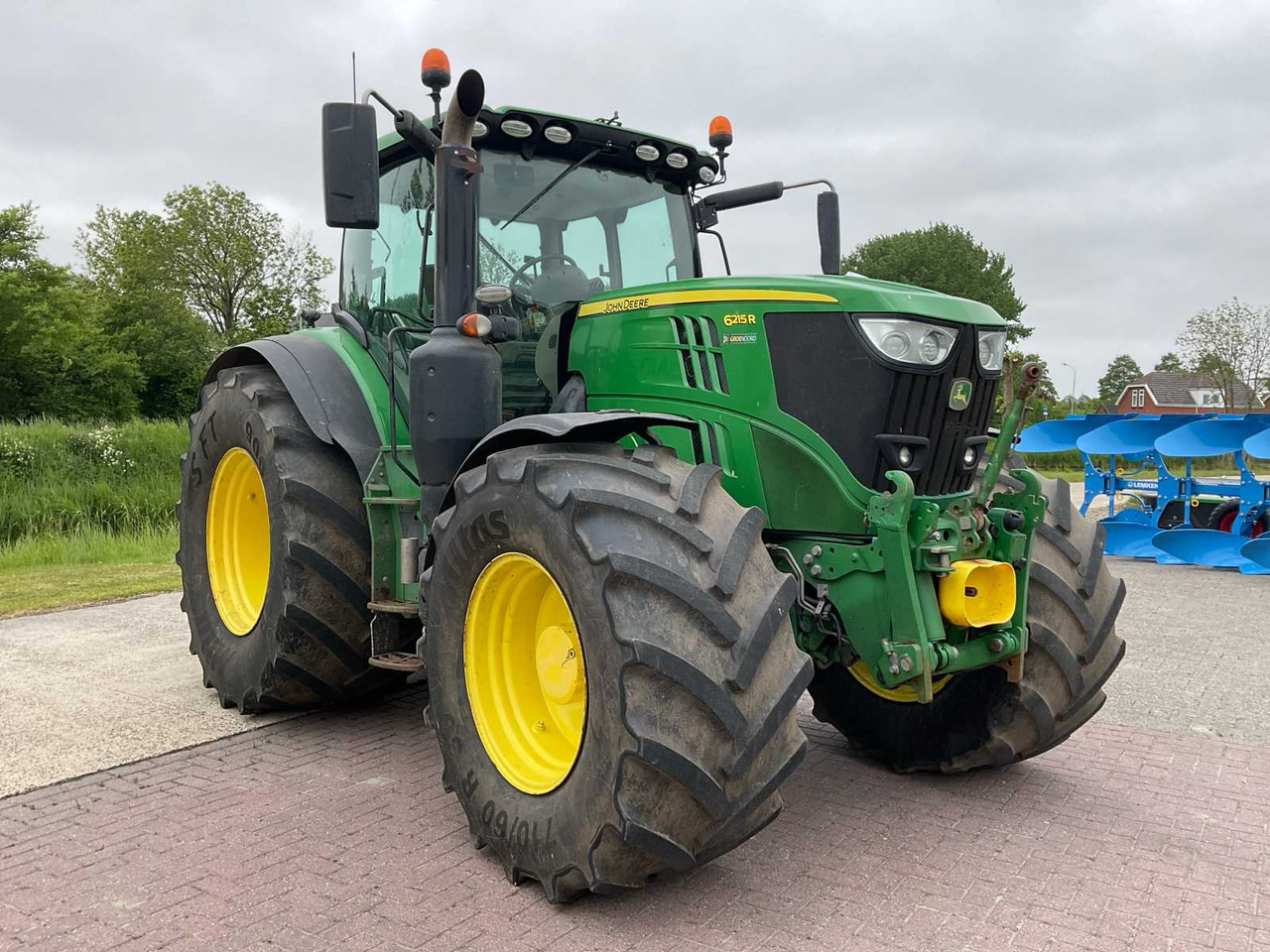 John Deere 6215R - Farm tractor: picture 4 John Deere 6215R - Farm tractor: picture 4