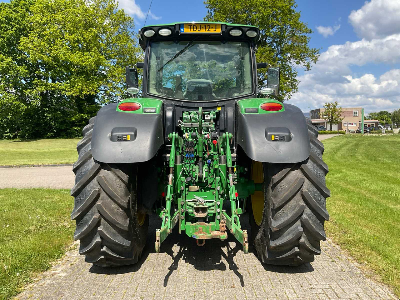 John Deere 6215R - Farm tractor: picture 4 John Deere 6215R - Farm tractor: picture 4