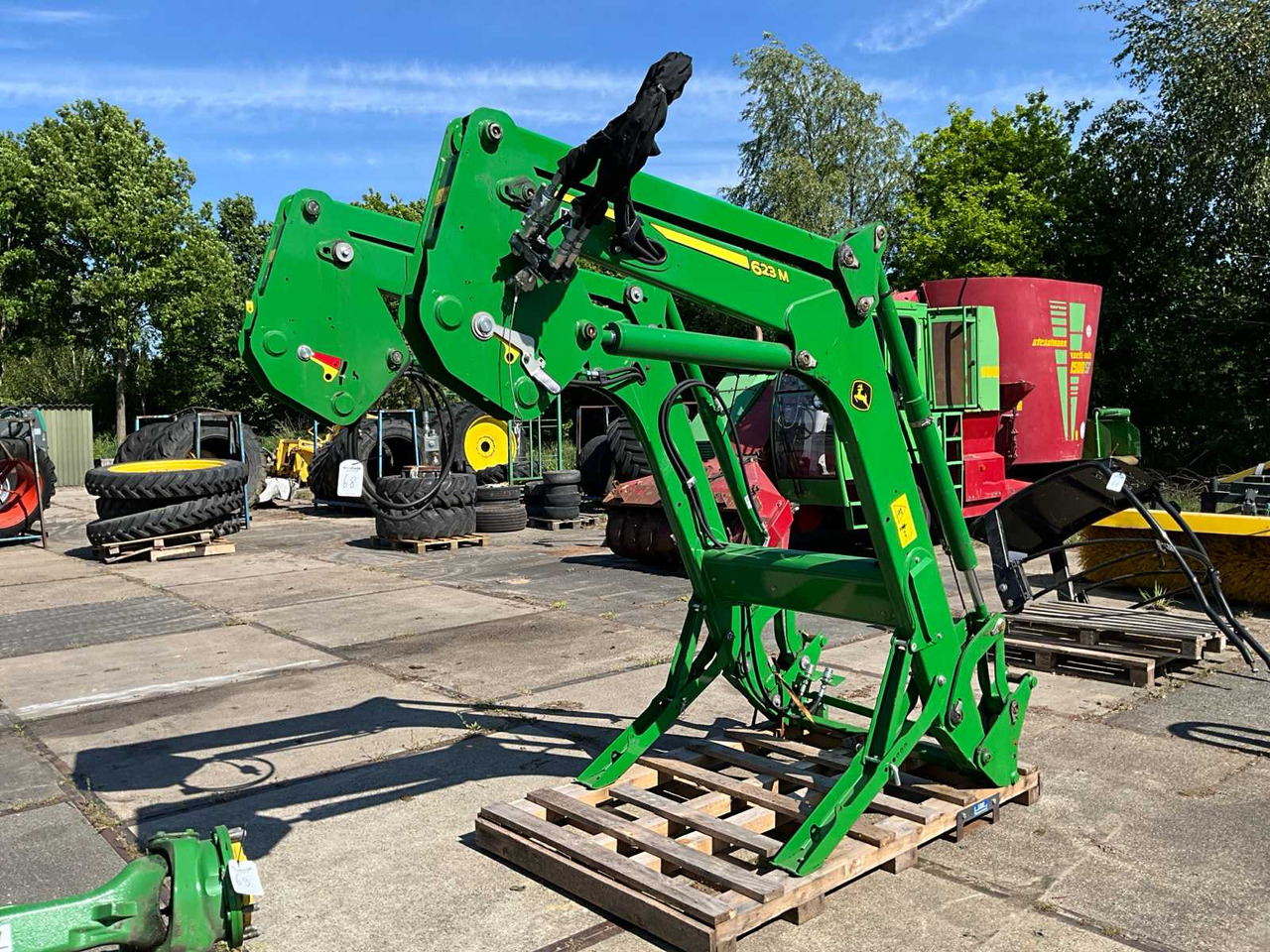 John Deere 623M - Front loader for tractor: picture 1 John Deere 623M - Front loader for tractor: picture 1