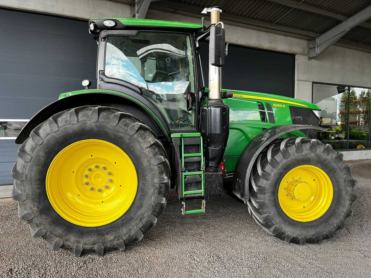 John Deere 6250R - Farm tractor: picture 2 John Deere 6250R - Farm tractor: picture 2