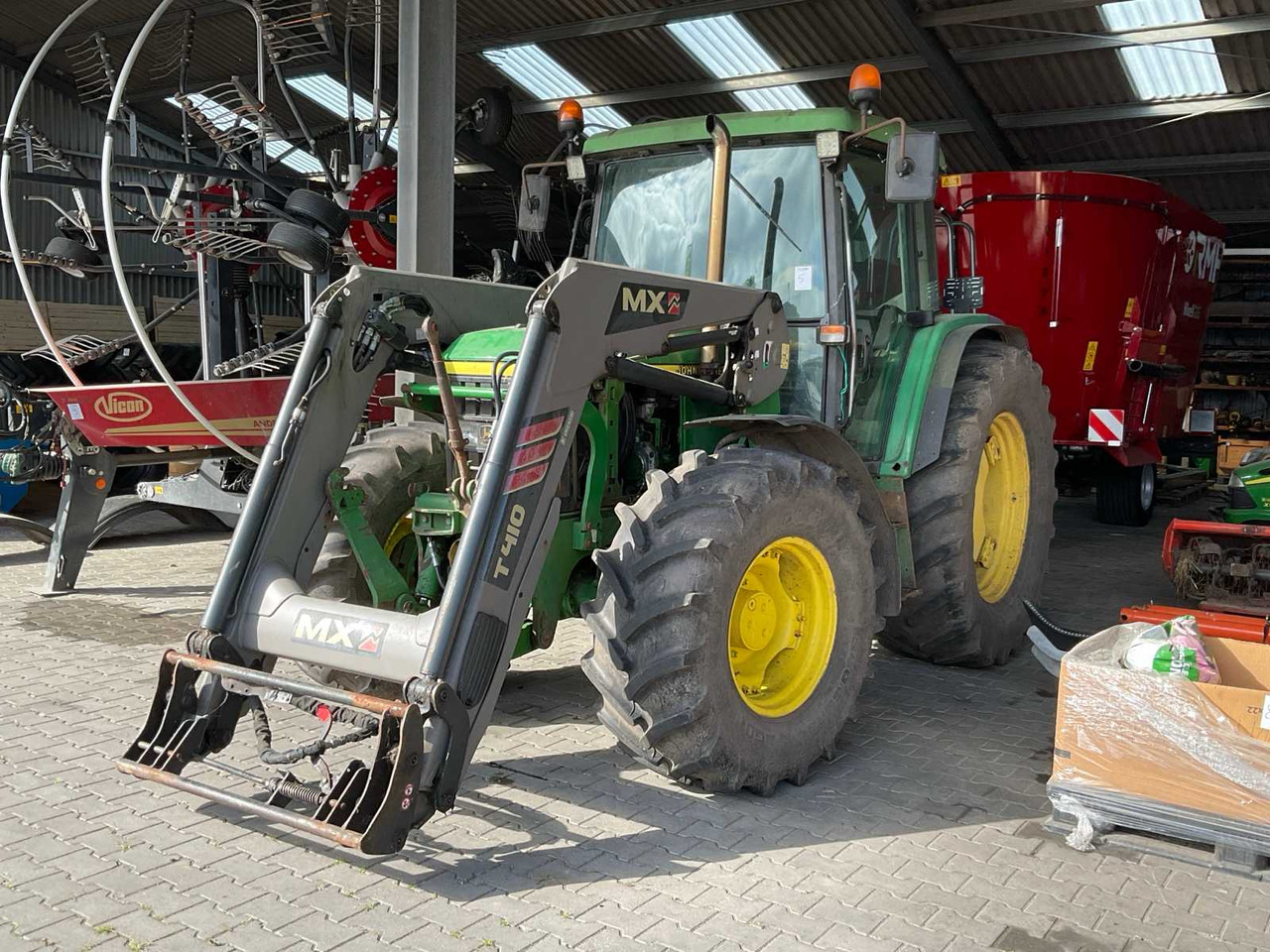 John Deere 6310 - Farm tractor: picture 1 John Deere 6310 - Farm tractor: picture 1
