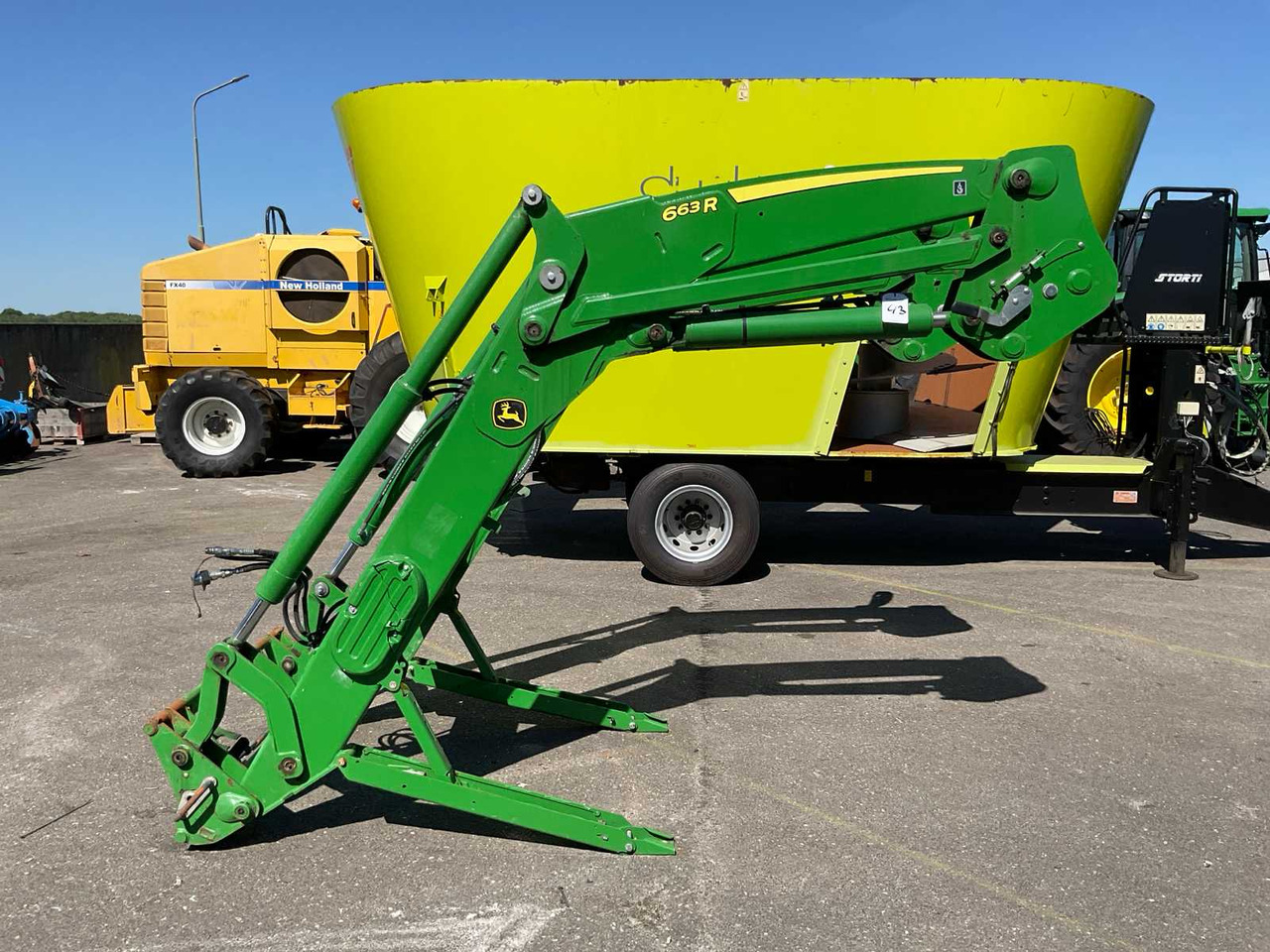John Deere 663R - Front loader for tractor: picture 2 John Deere 663R - Front loader for tractor: picture 2