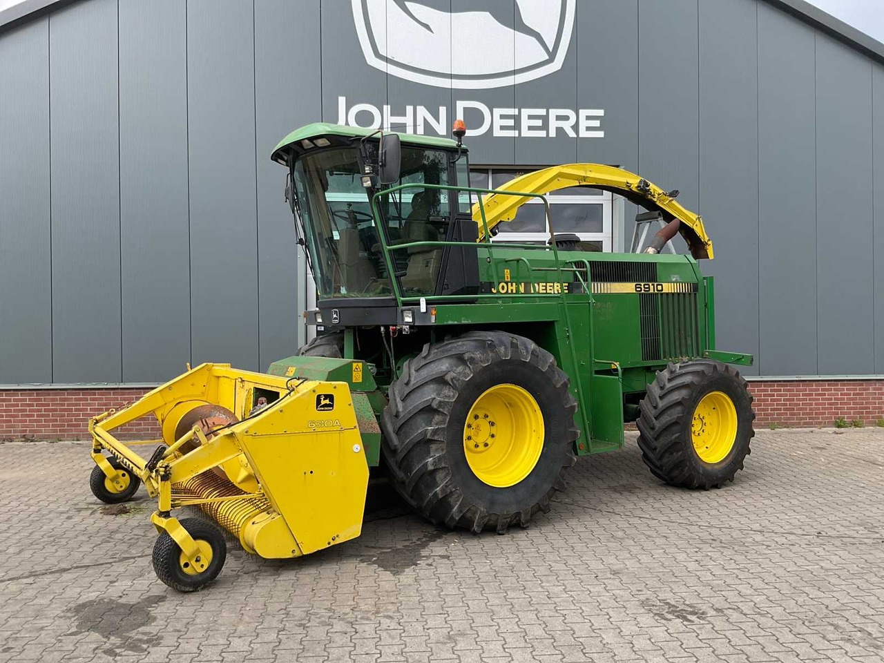 John Deere 6910 - Forage harvester: picture 1 John Deere 6910 - Forage harvester: picture 1
