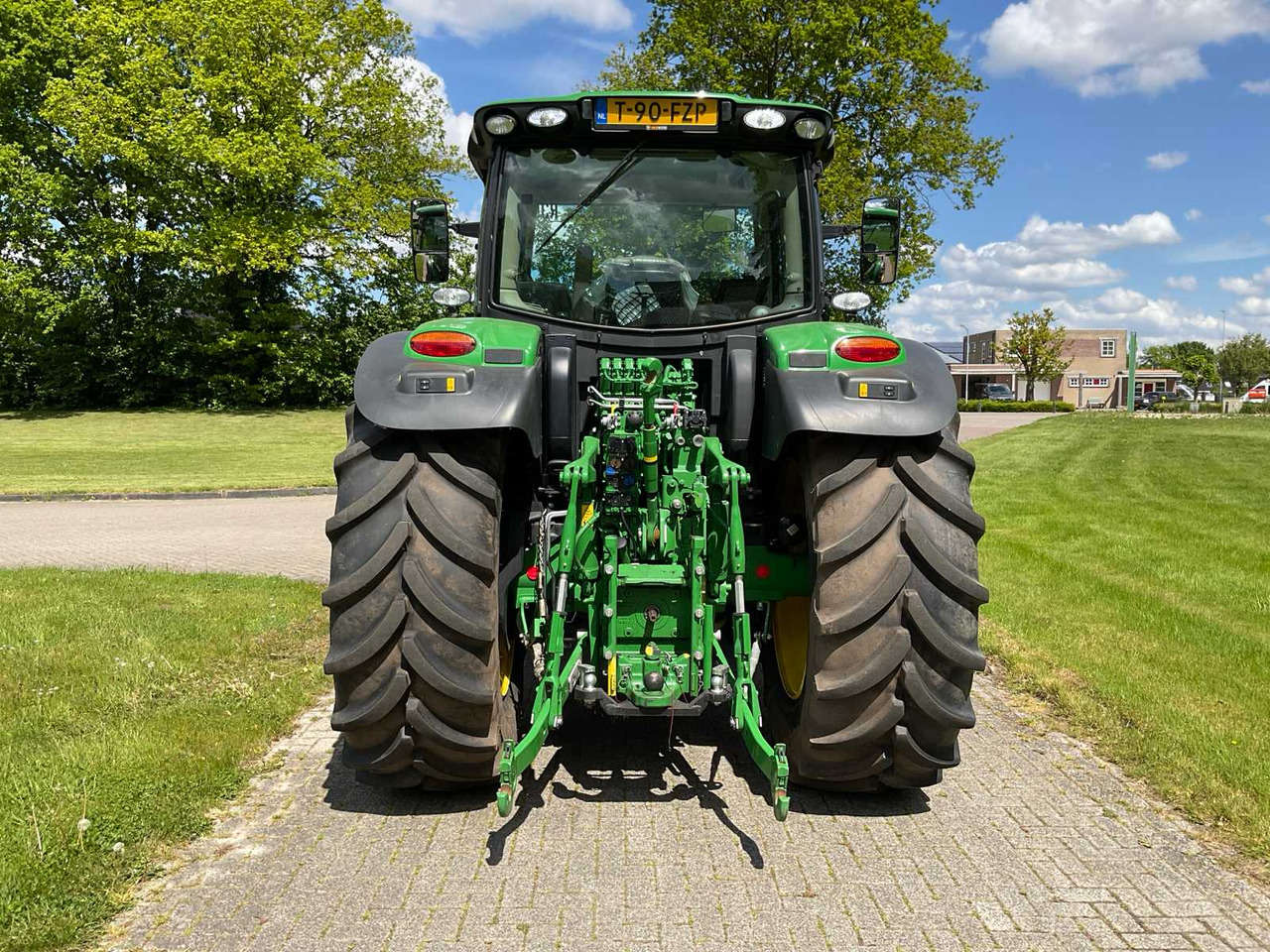 John Deere 6R155 - Farm tractor: picture 4 John Deere 6R155 - Farm tractor: picture 4