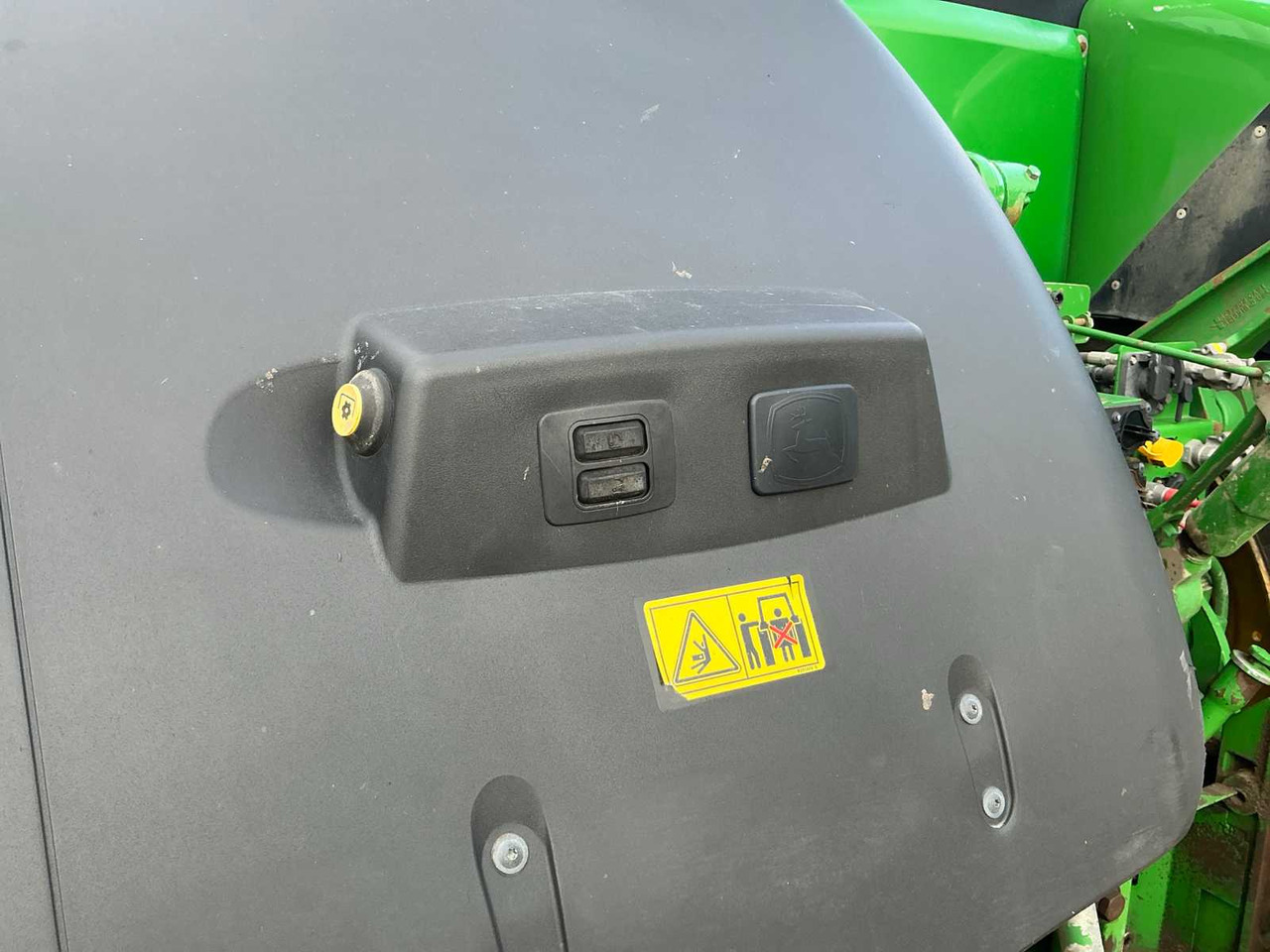 Farm tractor John Deere 7250R: picture 22