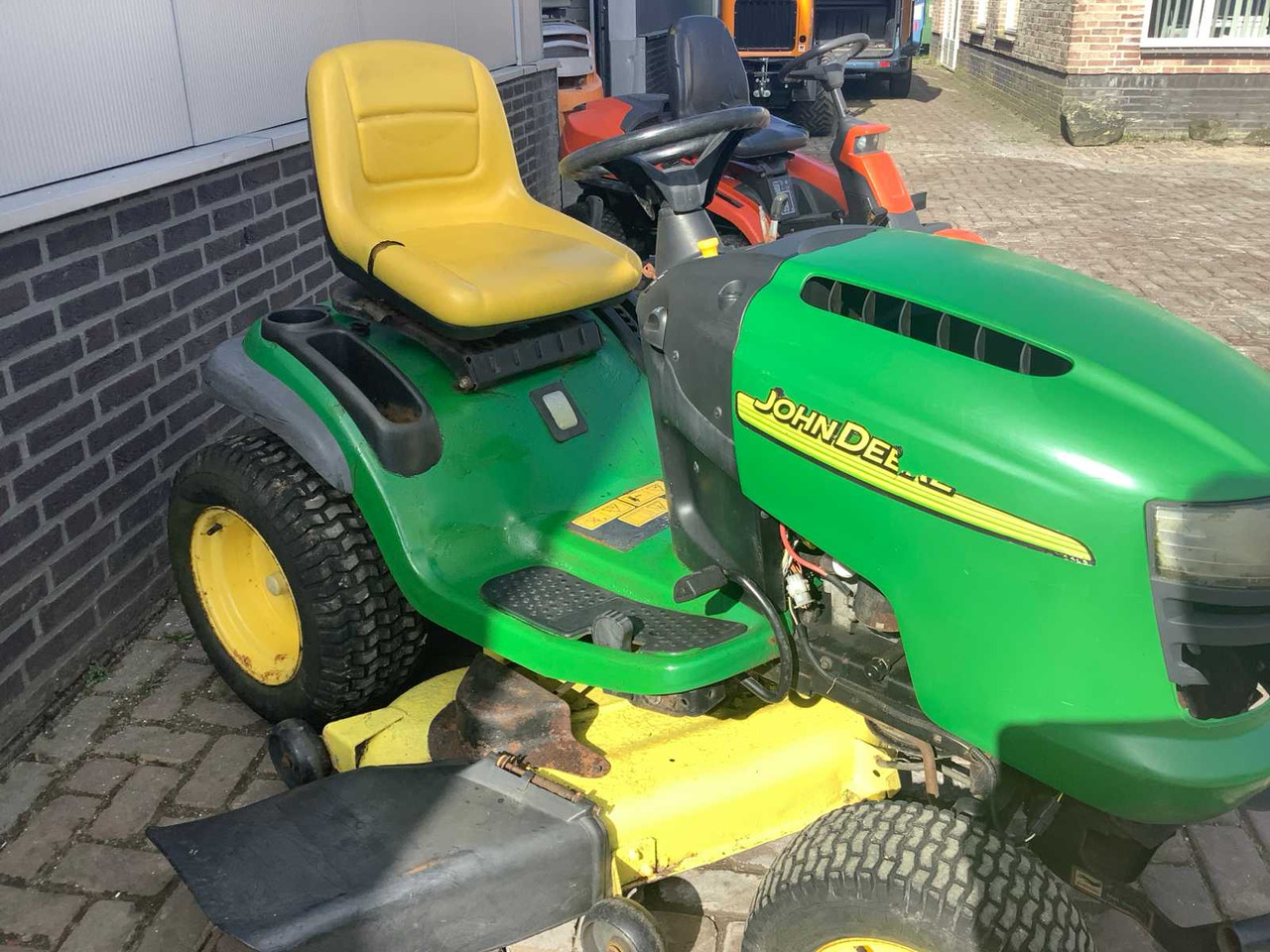 John Deere L120 - Garden mower: picture 5 John Deere L120 - Garden mower: picture 5