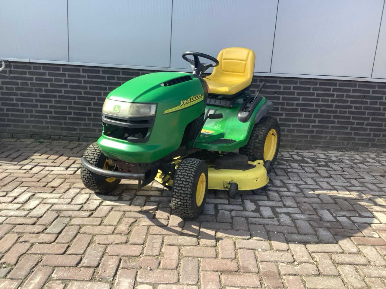John Deere L120 - Garden mower: picture 1 John Deere L120 - Garden mower: picture 1