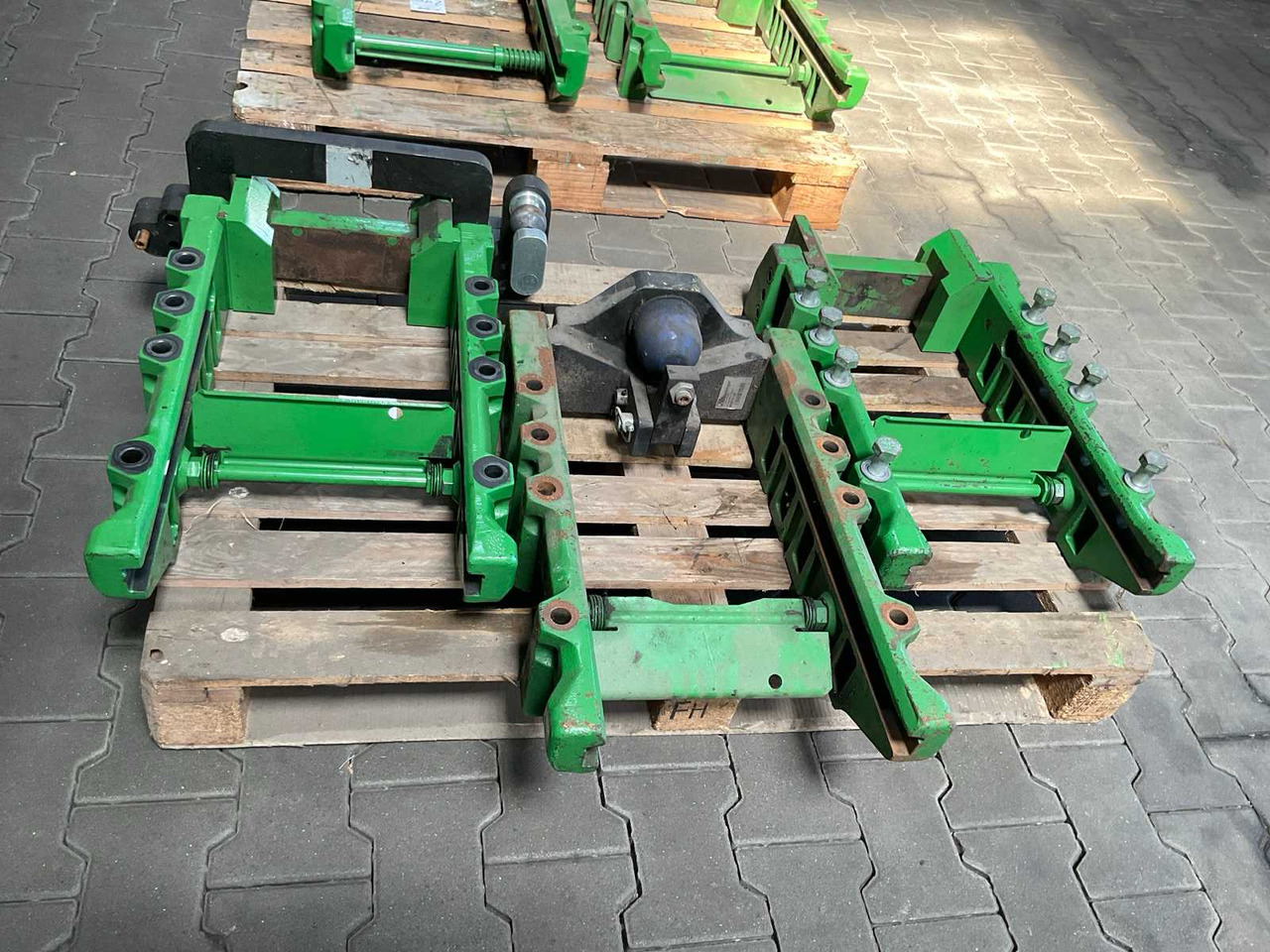John Deere - Front loader for tractor: picture 3 John Deere - Front loader for tractor: picture 3