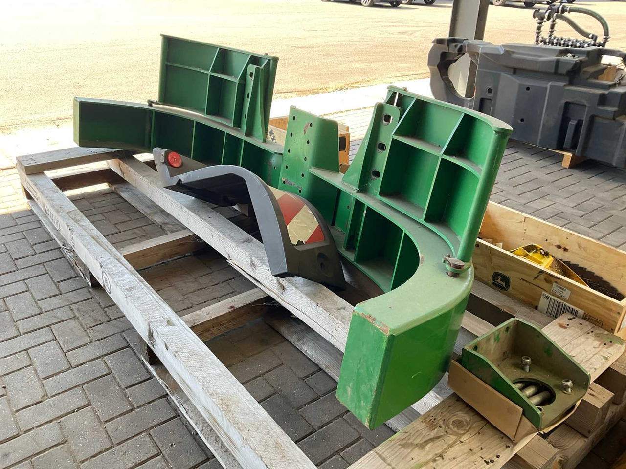 John Deere - Front loader for tractor: picture 4 John Deere - Front loader for tractor: picture 4