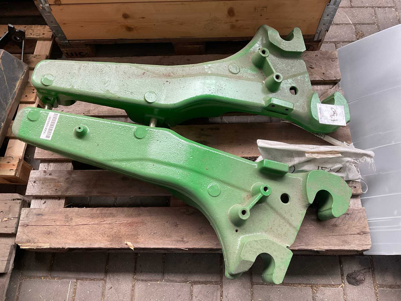 John Deere - Front loader for tractor: picture 2 John Deere - Front loader for tractor: picture 2