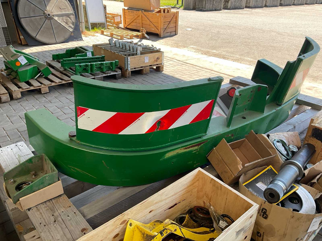 John Deere - Front loader for tractor: picture 2 John Deere - Front loader for tractor: picture 2