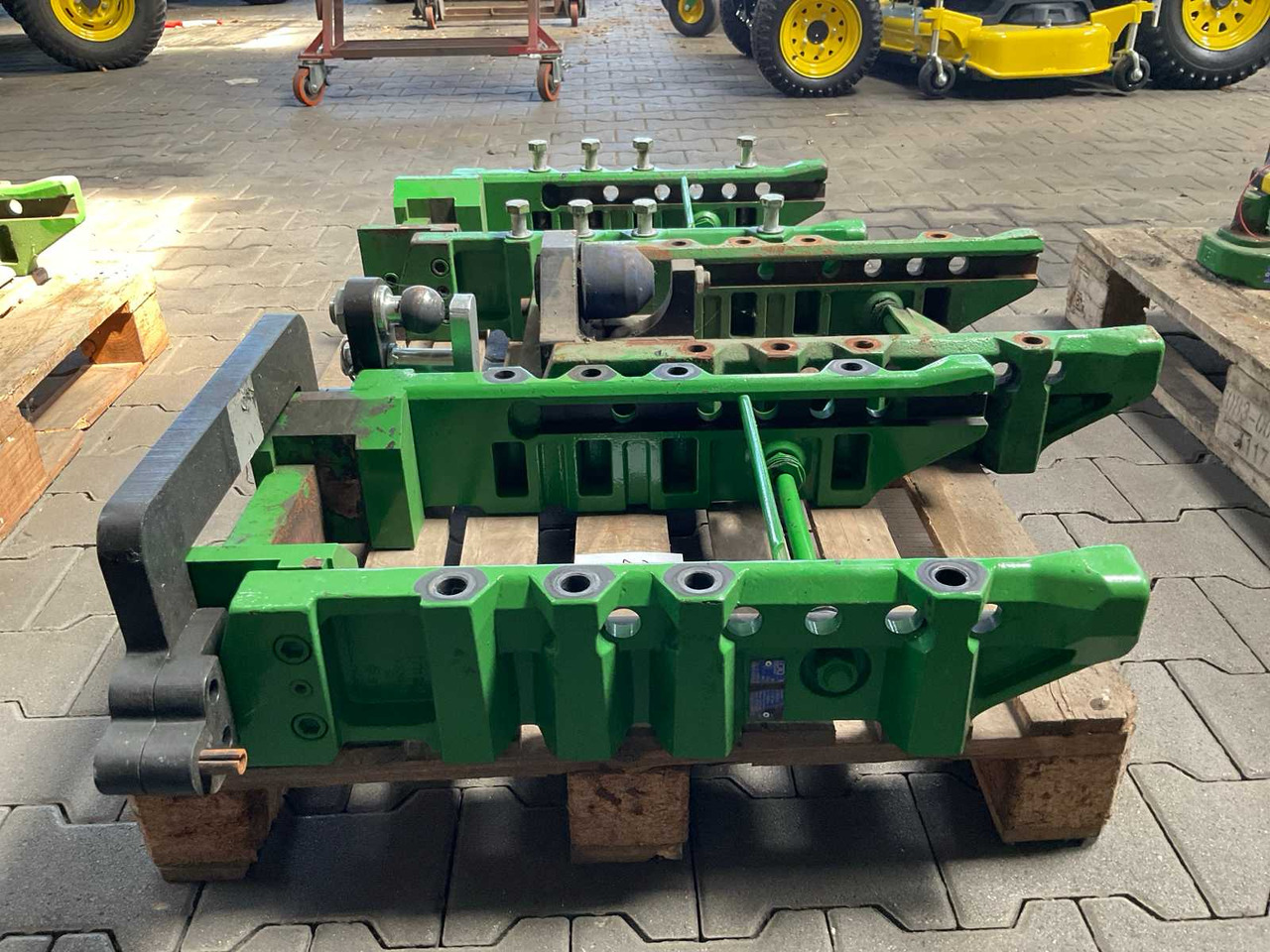 John Deere - Front loader for tractor: picture 2 John Deere - Front loader for tractor: picture 2