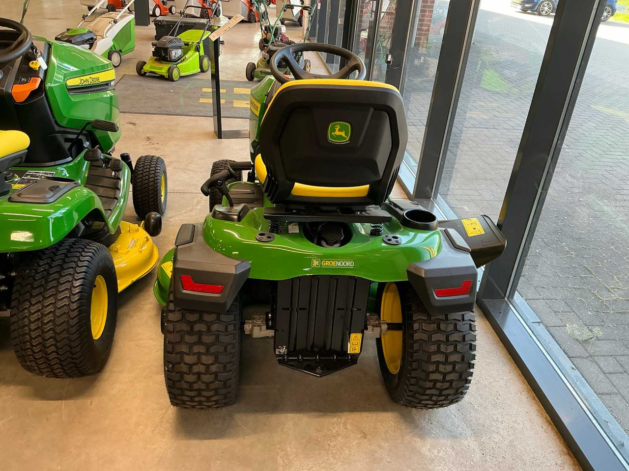 John Deere X167 - Garden mower: picture 5 John Deere X167 - Garden mower: picture 5