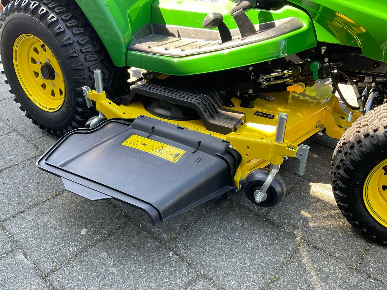 John Deere X949 4x4 Wheel Steer - Garden mower: picture 4 John Deere X949 4x4 Wheel Steer - Garden mower: picture 4