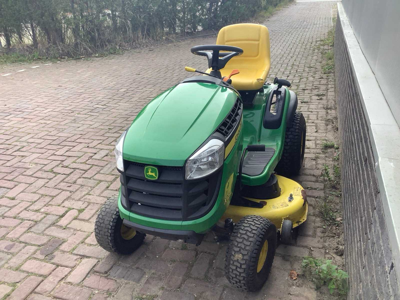 John Deere x125 - Garden mower: picture 3 John Deere x125 - Garden mower: picture 3