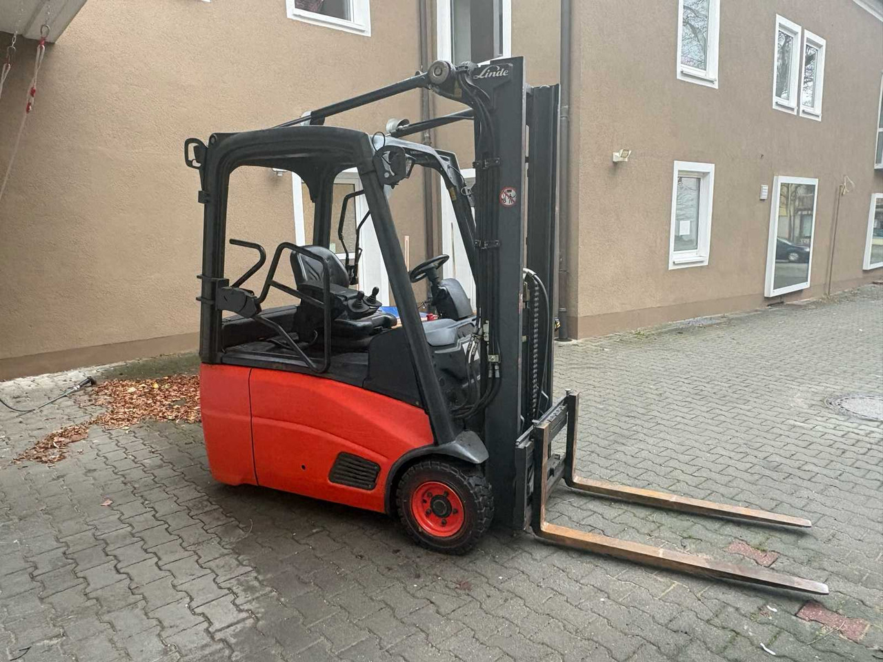 LINDE E16-01 E386 - 3-WHEEL FORKLIFT (YEAR 2014) - Forklift: picture 3 LINDE E16-01 E386 - 3-WHEEL FORKLIFT (YEAR 2014) - Forklift: picture 3