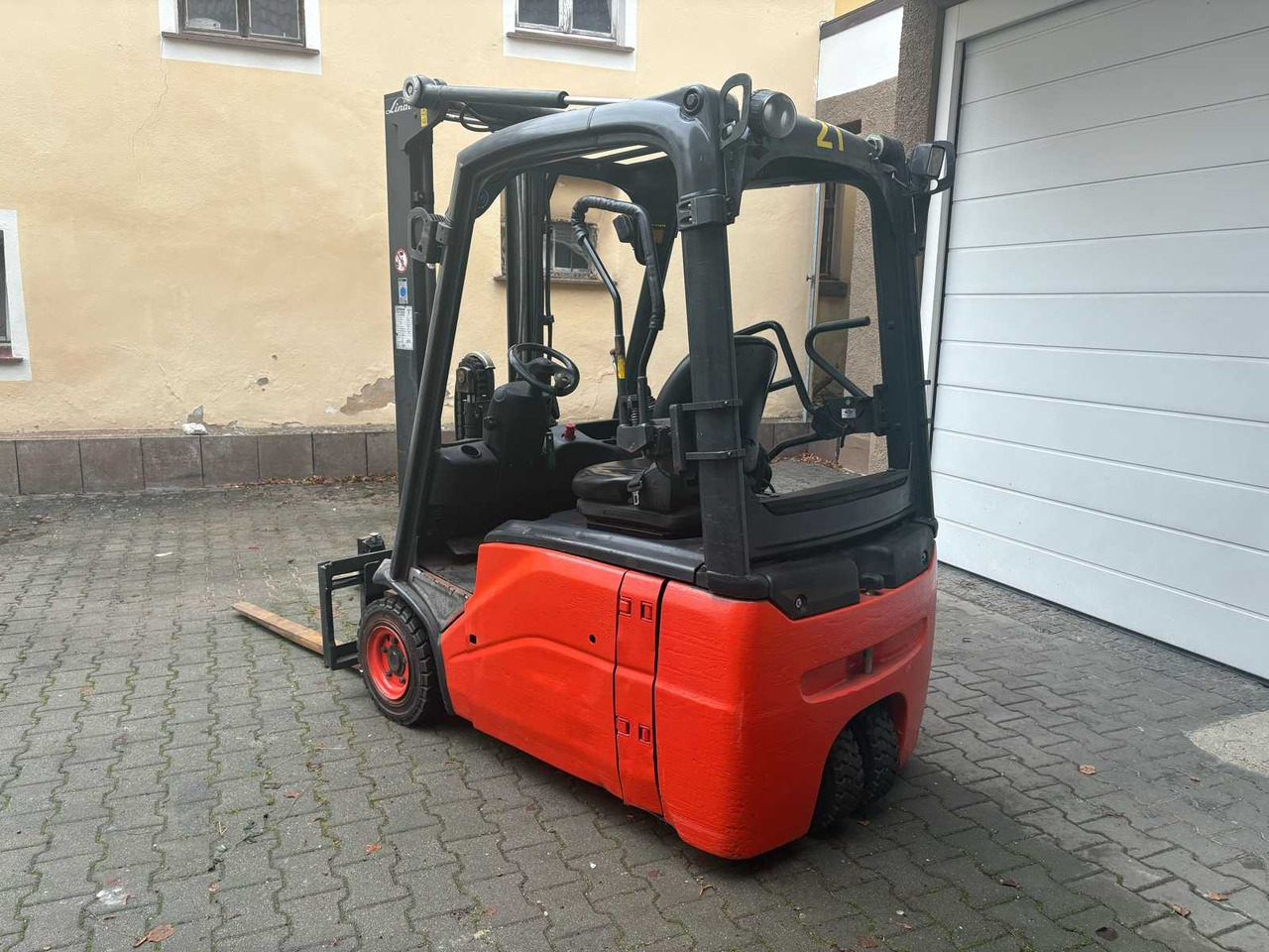 LINDE E16-01 E386 - 3-WHEEL FORKLIFT (YEAR 2014) - Forklift: picture 5 LINDE E16-01 E386 - 3-WHEEL FORKLIFT (YEAR 2014) - Forklift: picture 5