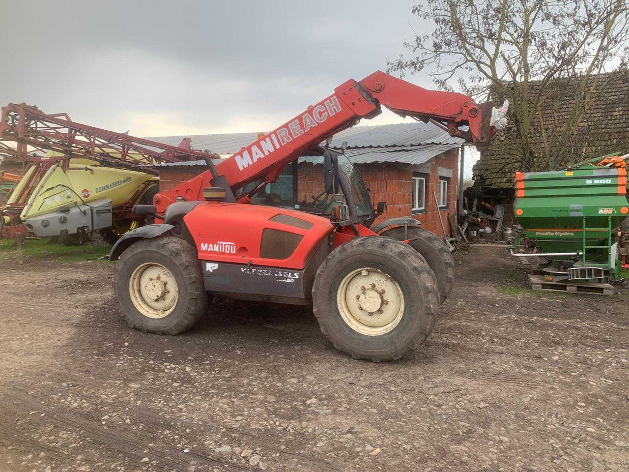 MANITOU - Front loader for tractor: picture 2 MANITOU - Front loader for tractor: picture 2