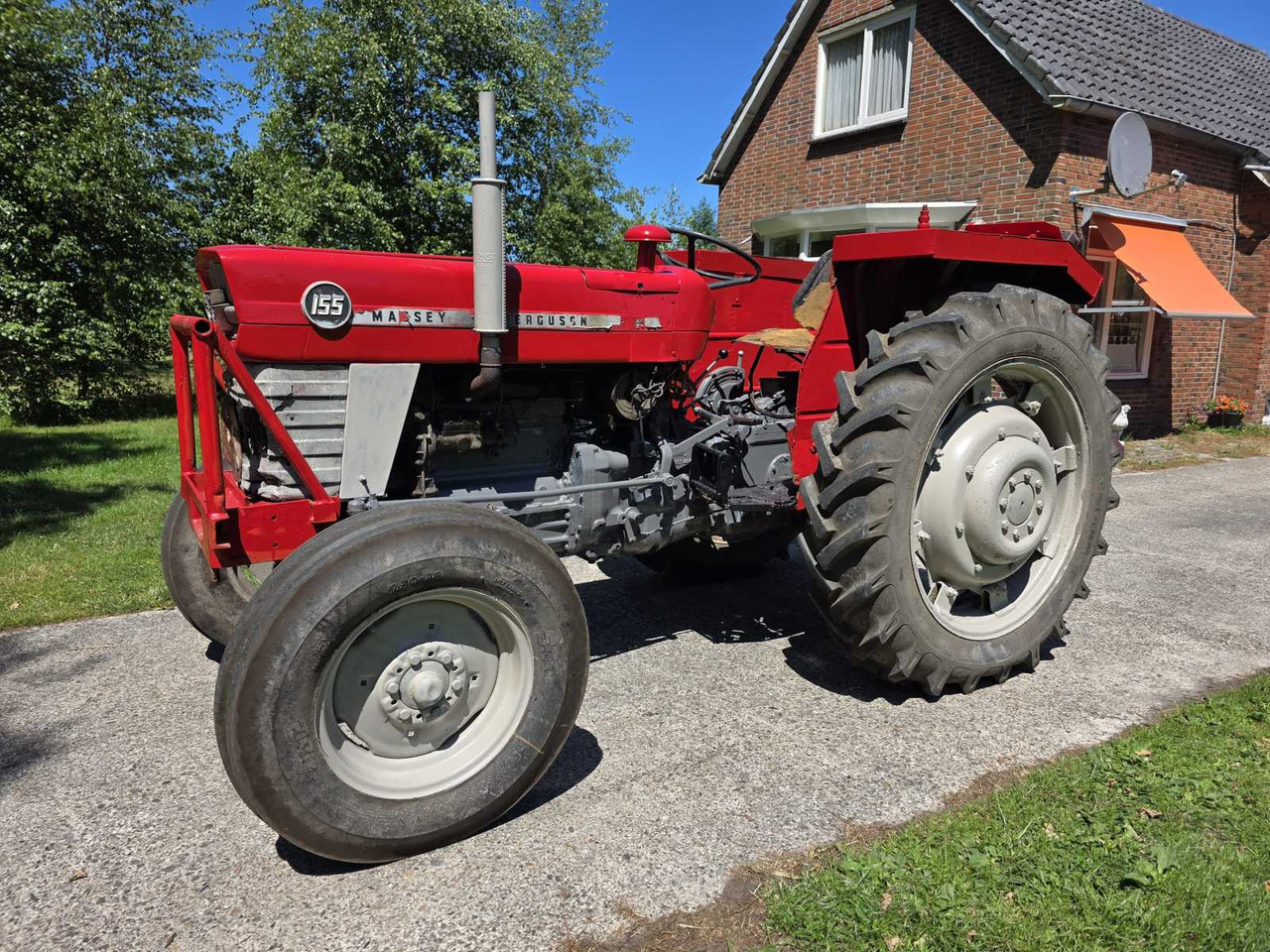 Massey Ferguson 155 - Farm tractor: picture 1 Massey Ferguson 155 - Farm tractor: picture 1