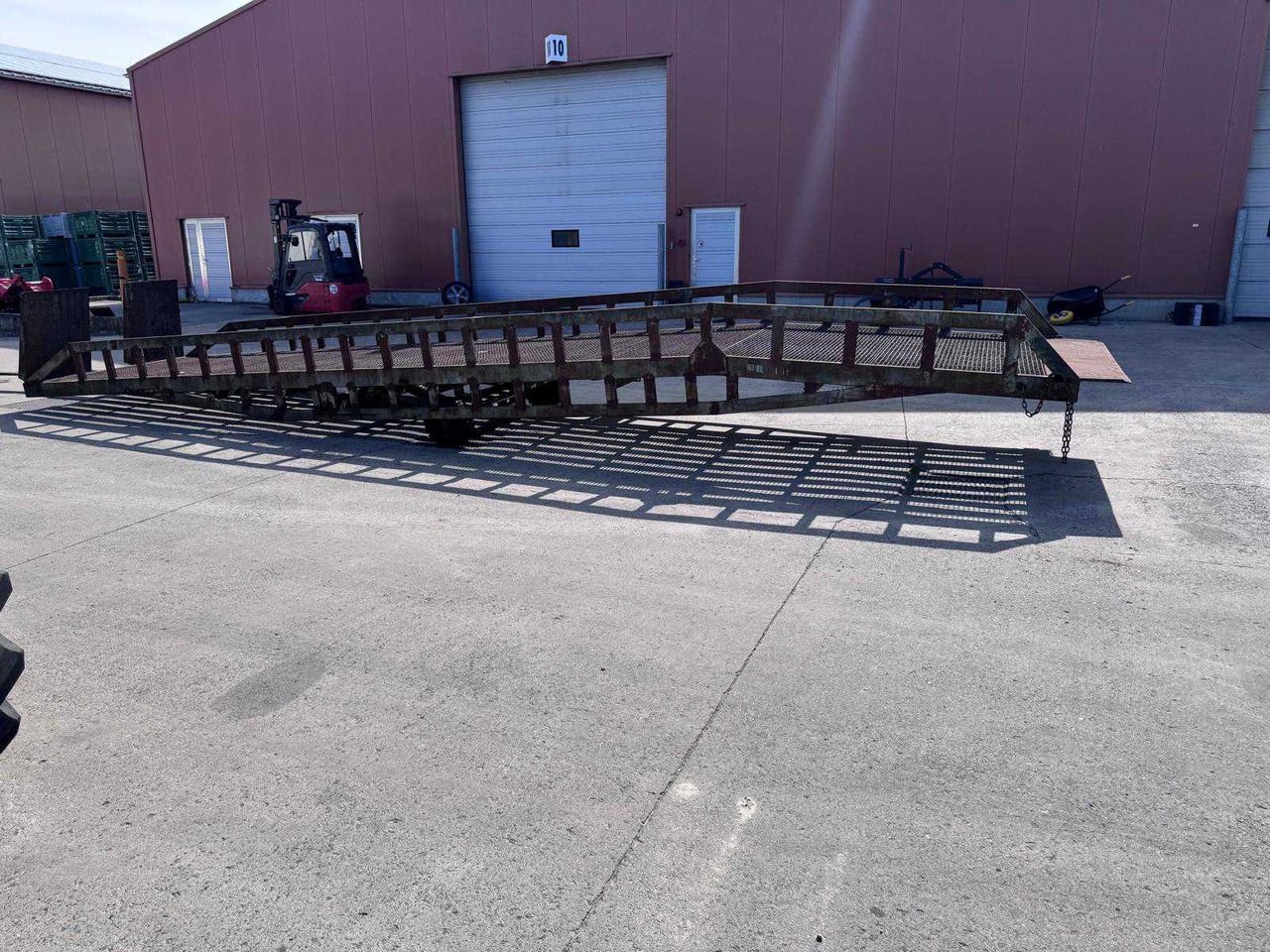Mobile loading dock - Self-loading wagon: picture 1 Mobile loading dock - Self-loading wagon: picture 1